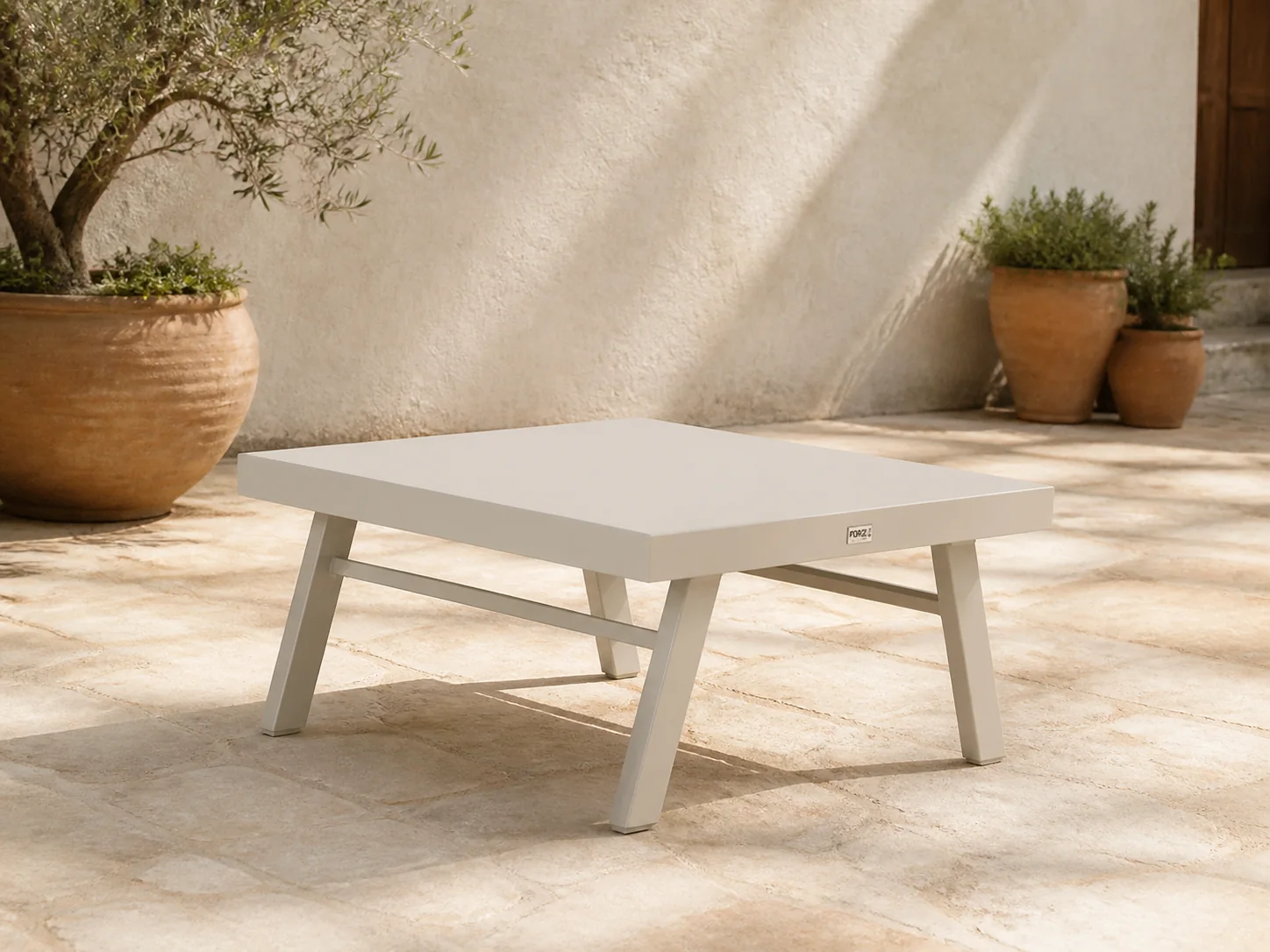 Sfeerfoto van Forza Furniture Vadena lounge tuintafel 72x72x34cm - Taupe
