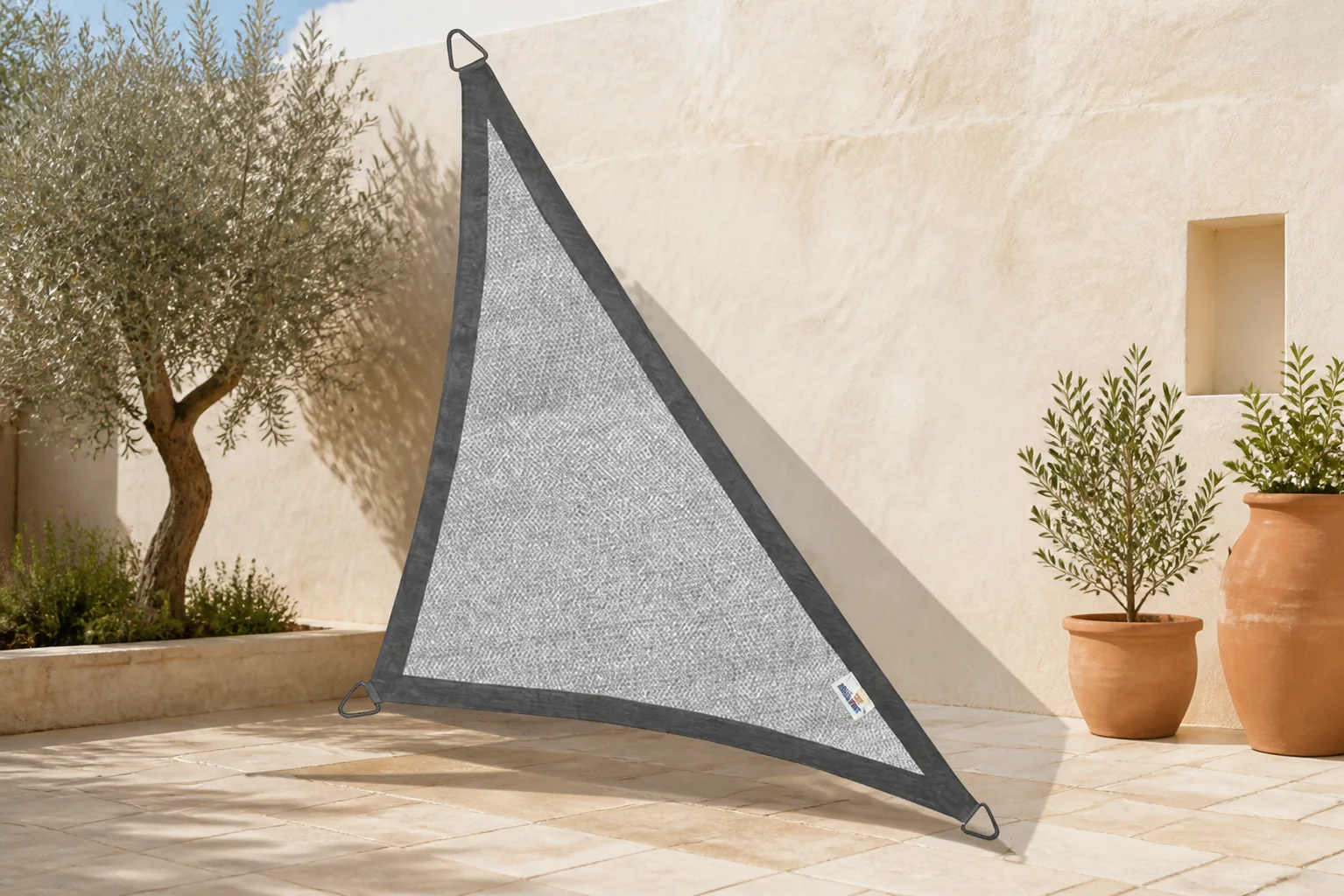 Sfeerfoto van Platinum Sun & Shade | Coolfit Schaduwdoek Driehoek 90° 400 x 400 x 570 cm | Antraciet