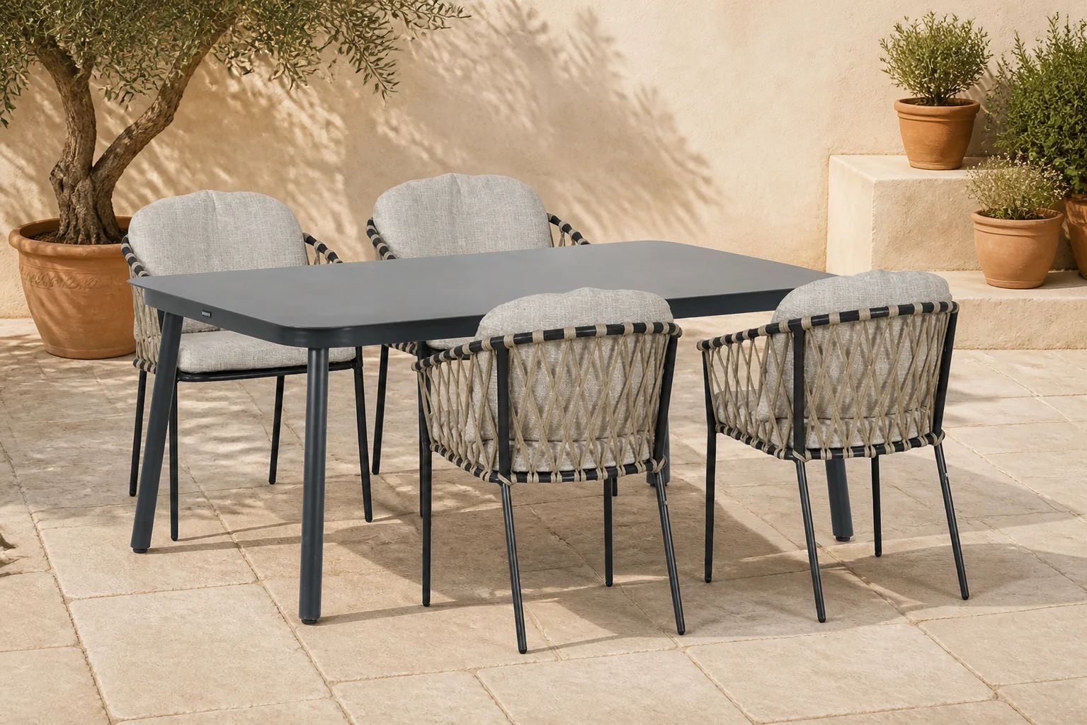 Sfeerfoto van Lifestyle Garden Furniture Morano/Tavano 160×90 cm dining tuinset 5-delig – Grijs-antraciet