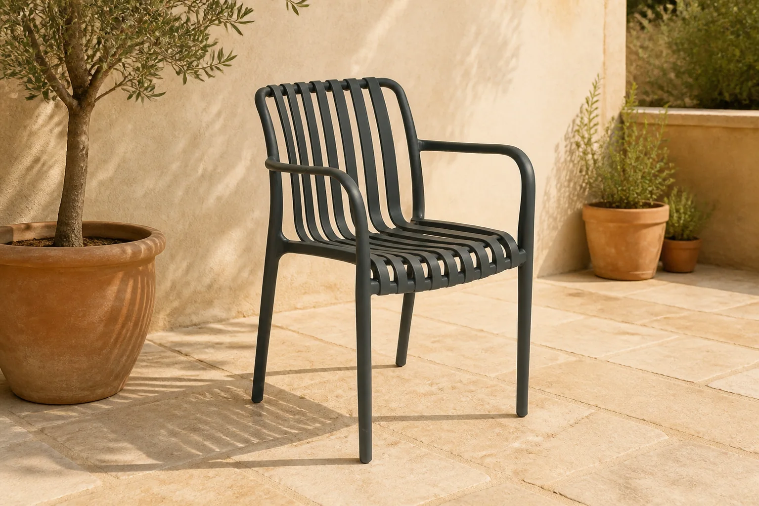 Sfeerfoto van Domani Furniture Alba dining tuinstoel stapelbaar antracite – Grijs-antraciet
