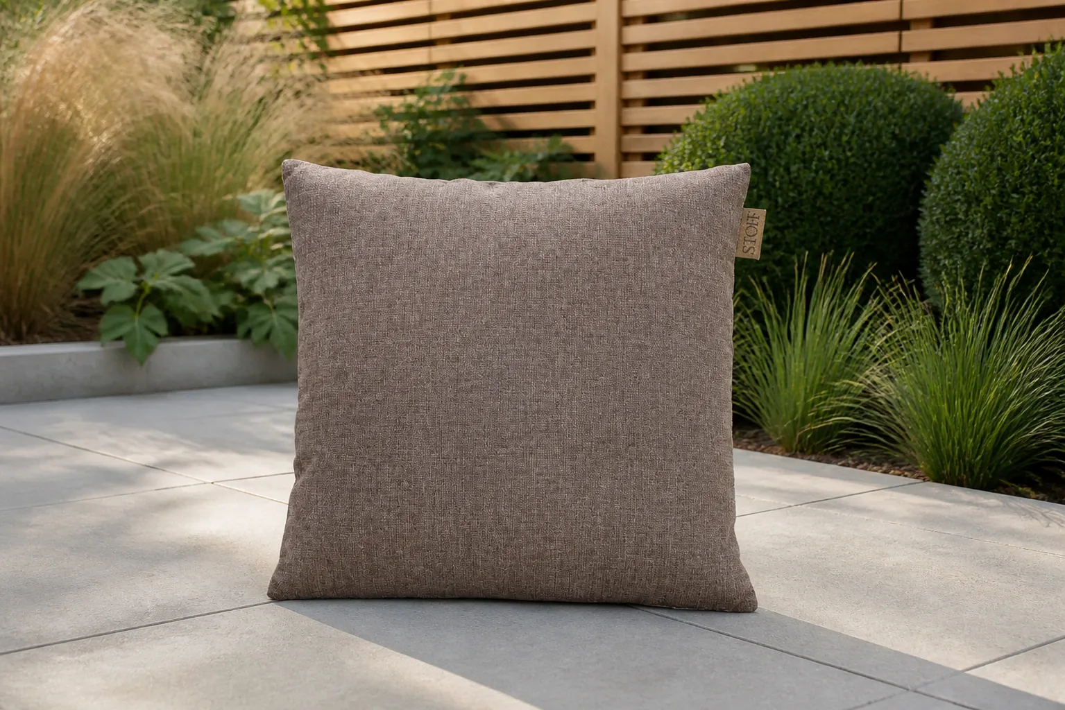 Sfeerfoto van Stoff Stone Pebble sierkussen 45 x 45 cm – Taupe-naturel-bruin