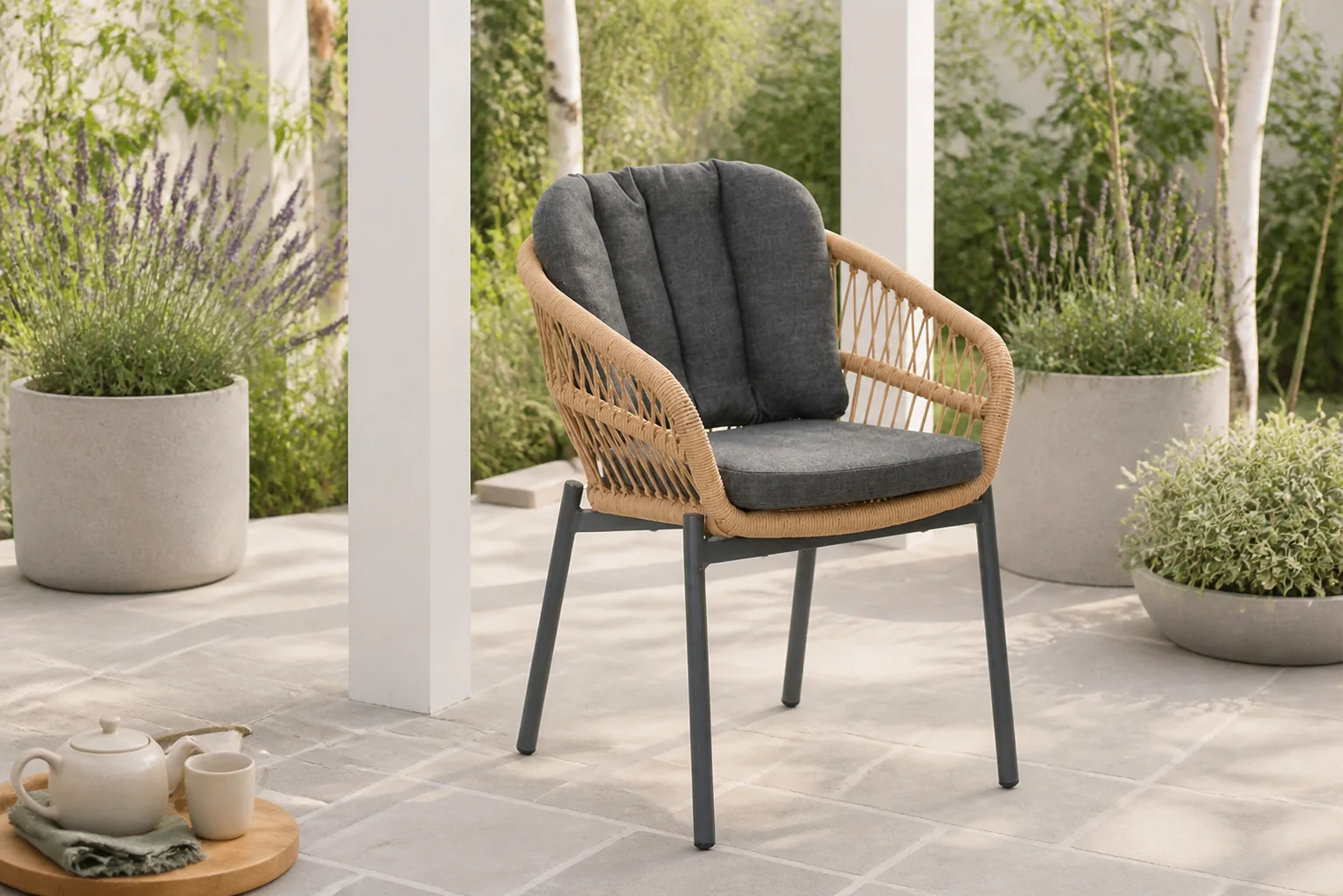 Sfeerfoto van De Laan Malaga dining tuinstoel – Grijs-antraciet