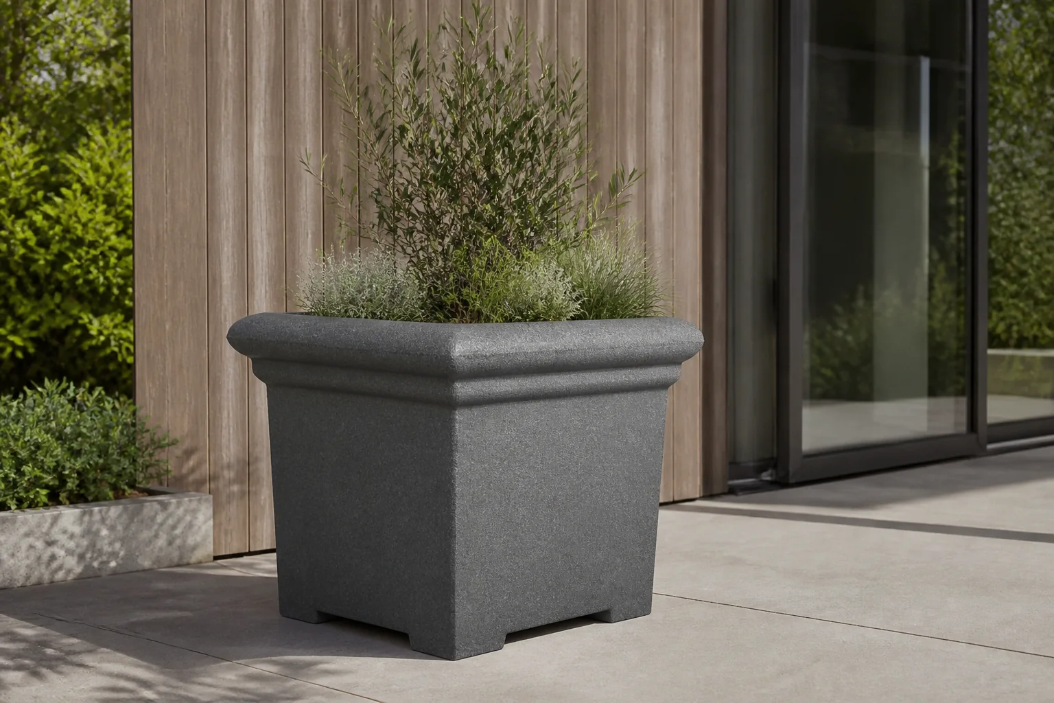 Sfeerfoto van Prestige Grote vierkante 400l grijze plantenbak bloempot – grijs