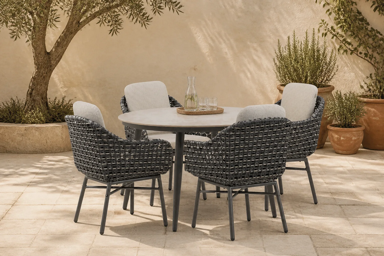 Sfeerfoto van Santika Furniture Yovan/Vienna 120 cm dining tuinset 5-delig – Grijs-antraciet