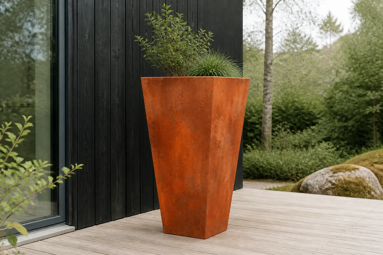Sfeerfoto van Geroba Vaso vaasvormige plantenbakken Cortenstaal 600 x 600 x 1200 mm – oranje