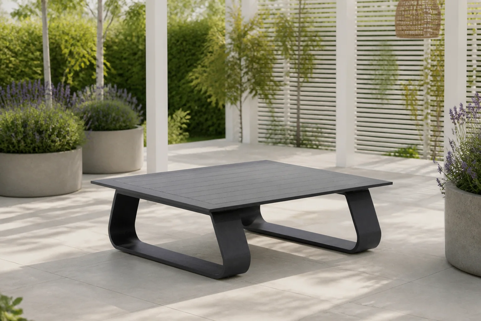 Sfeerfoto van Santika Furniture Sovita lounge tuintafel – Grijs-antraciet