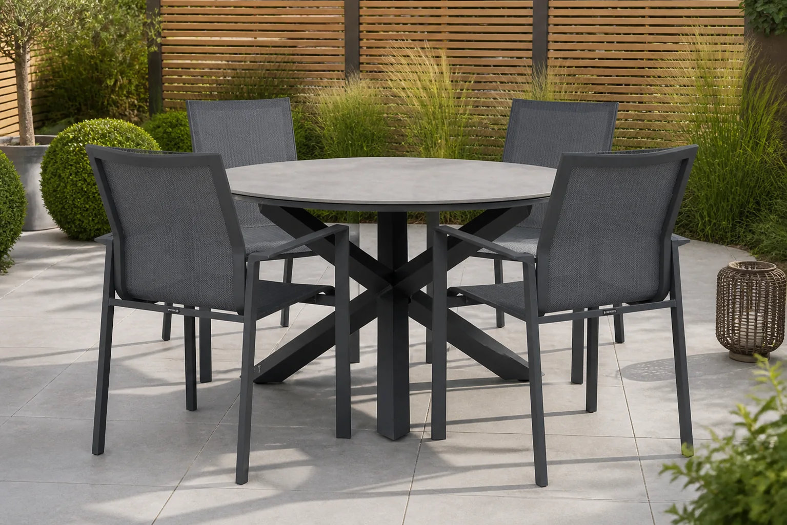 Sfeerfoto van Lifestyle Garden Furniture Timo/Xento 120 cm dining tuinset 5-delig – Grijs-antraciet