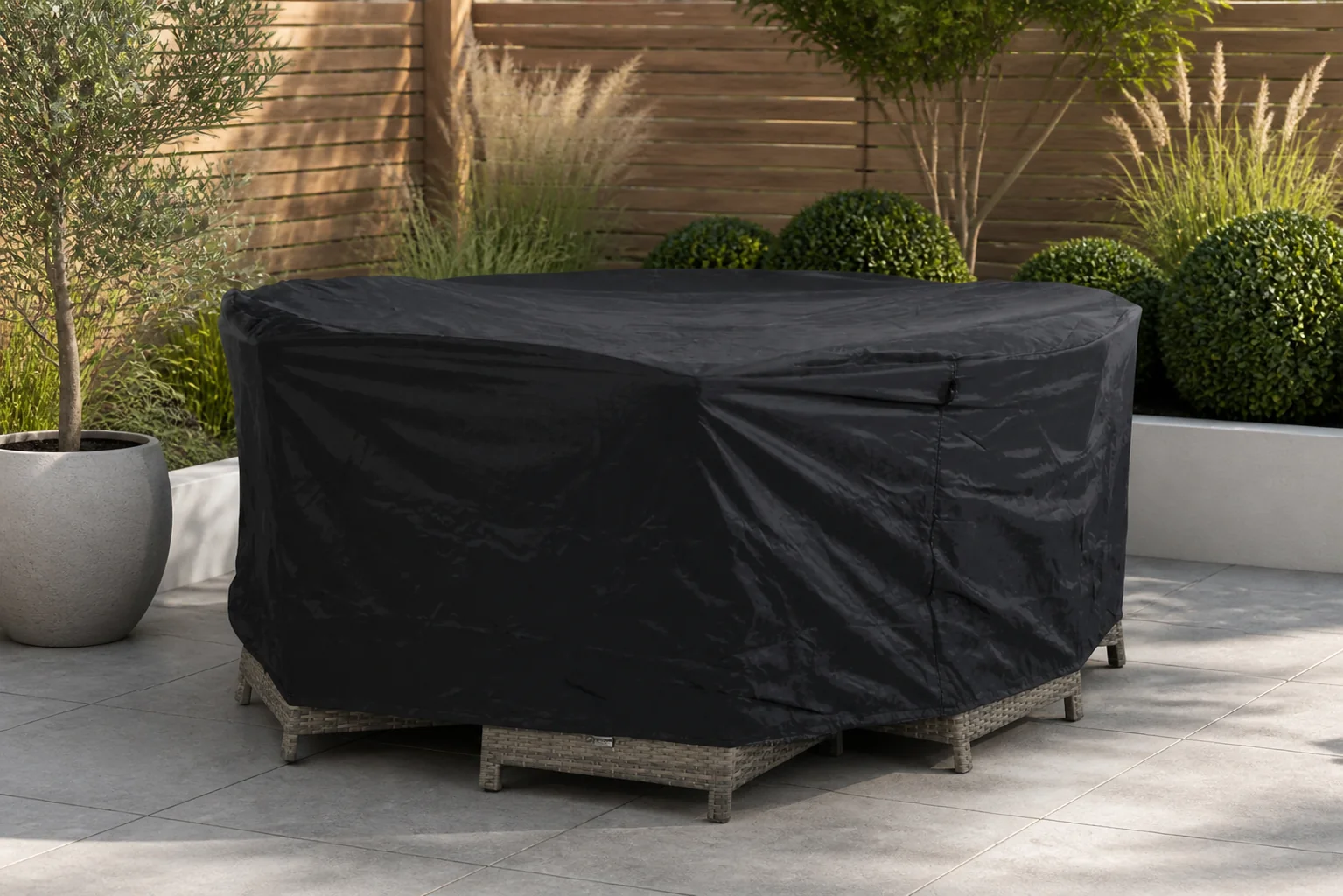 Sfeerfoto van Outdoor Cover tuinsethoes rond 320 cm x (h) 85 cm – Grijs-antraciet