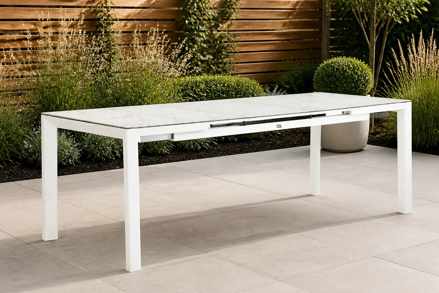 Sfeerfoto van Lifestyle Garden Furniture Alicante dining tuintafel uitschuifbaar 180/240 x 90 cm – Wit