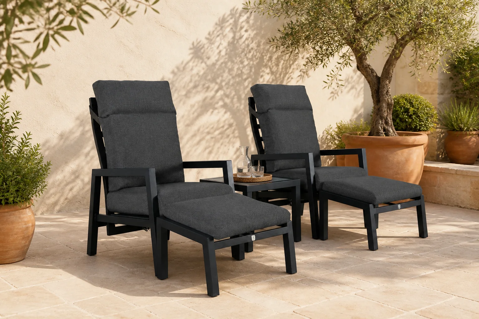 Sfeerfoto van LUX outdoor living Chicago lounge balkonset verstelbaar 2 personen | aluminium + keramiek | antraciet | 5-delig