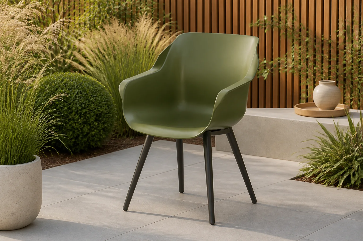 Sfeerfoto van Sophie Stoel Studio Armchair zitting ‘moss green’ frame ‘carbon black’ (1 stuk) Hartman – tweekleurig