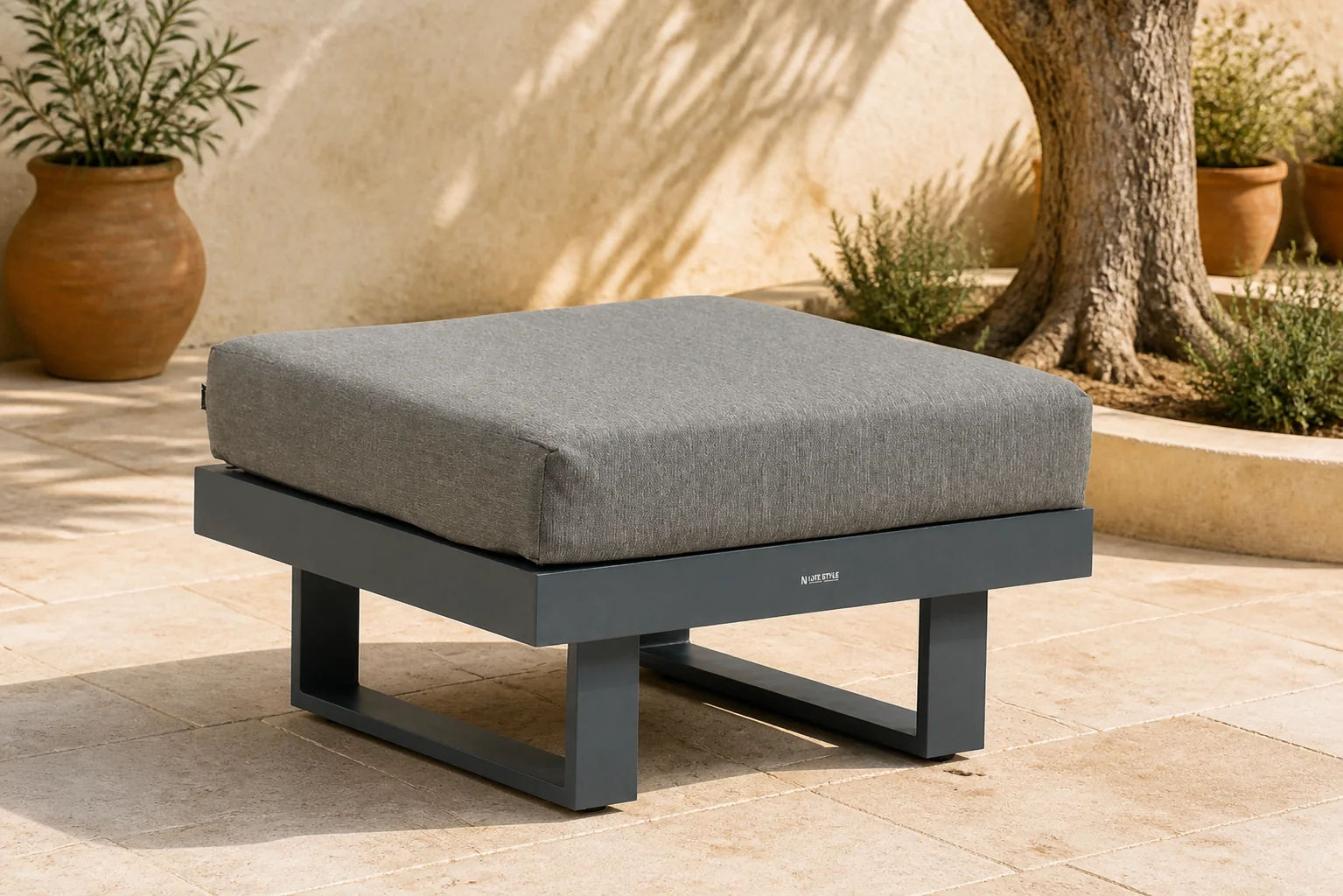 Sfeerfoto van Lifestyle Garden Furniture Lorenzo lounge voetenbank – Grijs-antraciet