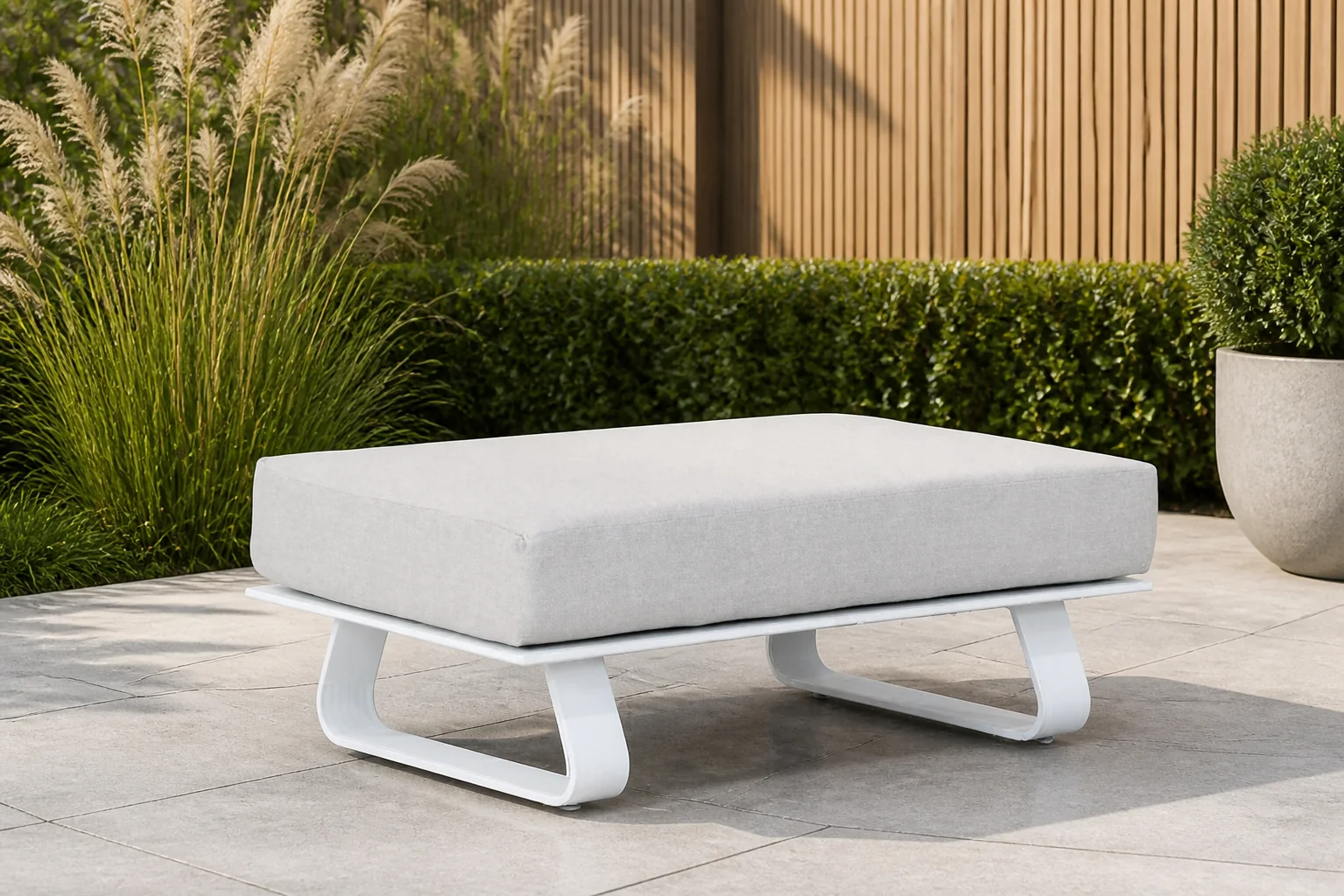 Sfeerfoto van Santika Furniture Sovita loungetafel rechthoek met kussen – Wit