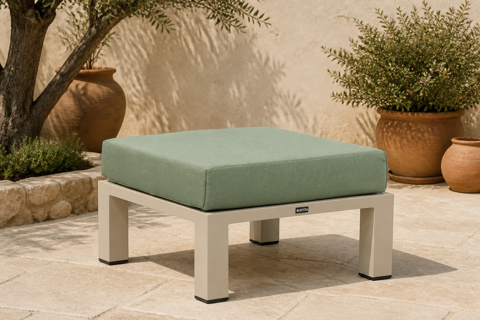 Sfeerfoto van Lifestyle Garden Furniture Luca lounge voetenbank – Taupe-naturel-bruin