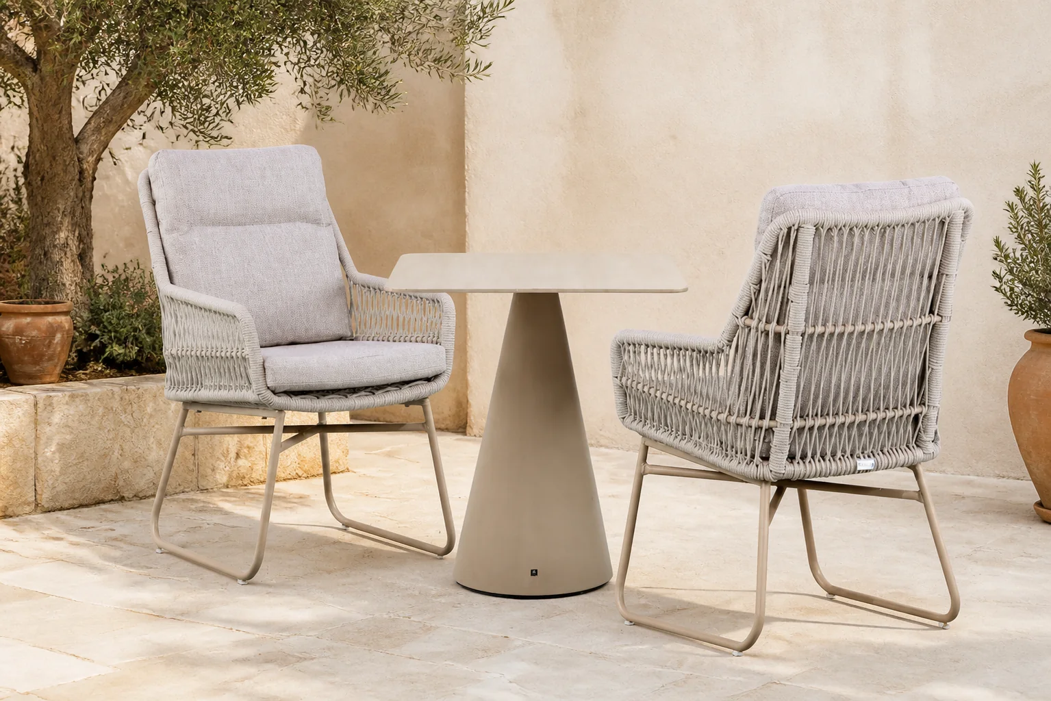 Sfeerfoto van Lifestyle Garden Furniture Vicente/Serino 70×70 cm dining tuinset 3-delig – Zand/Beige
