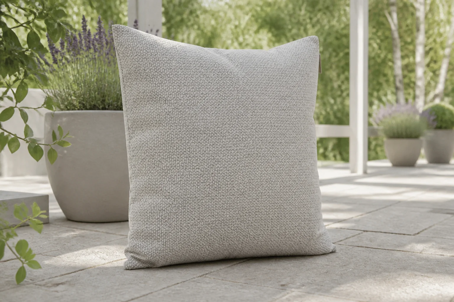 Sfeerfoto van Stoff Mirai sierkussen 60 x 60 cm – Grijs-antraciet