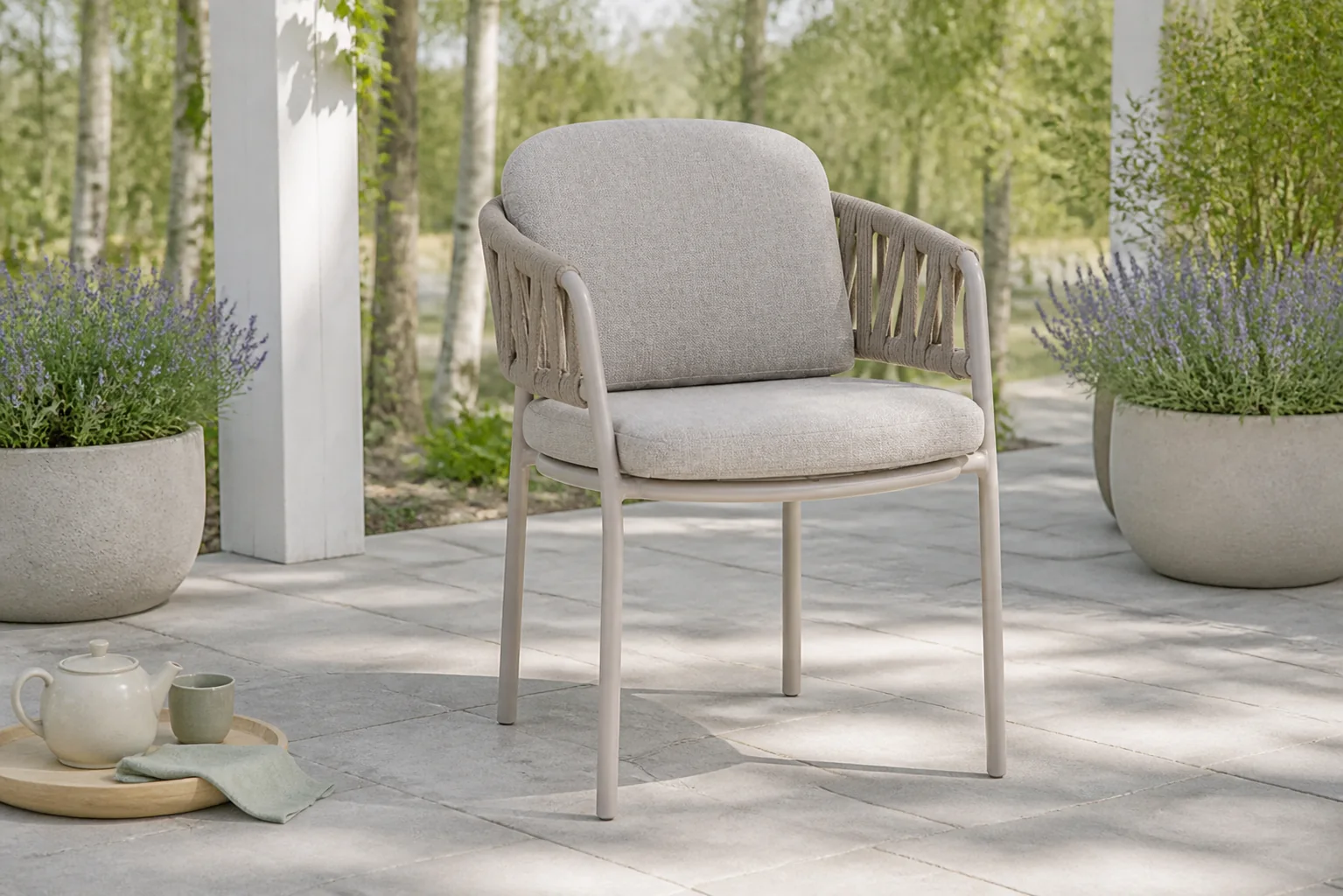 Sfeerfoto van 4 Seasons Outdoor Seasons Calma dining tuinstoel loft – Zand/Beige