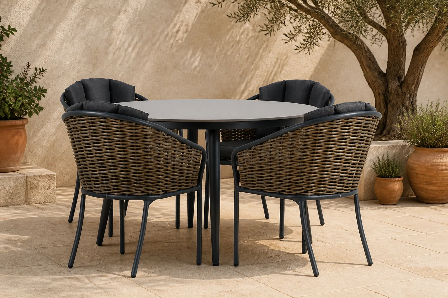 Sfeerfoto van Santika Furniture Tika/Vienna 120 cm dining tuinset 5-delig – Grijs-antraciet