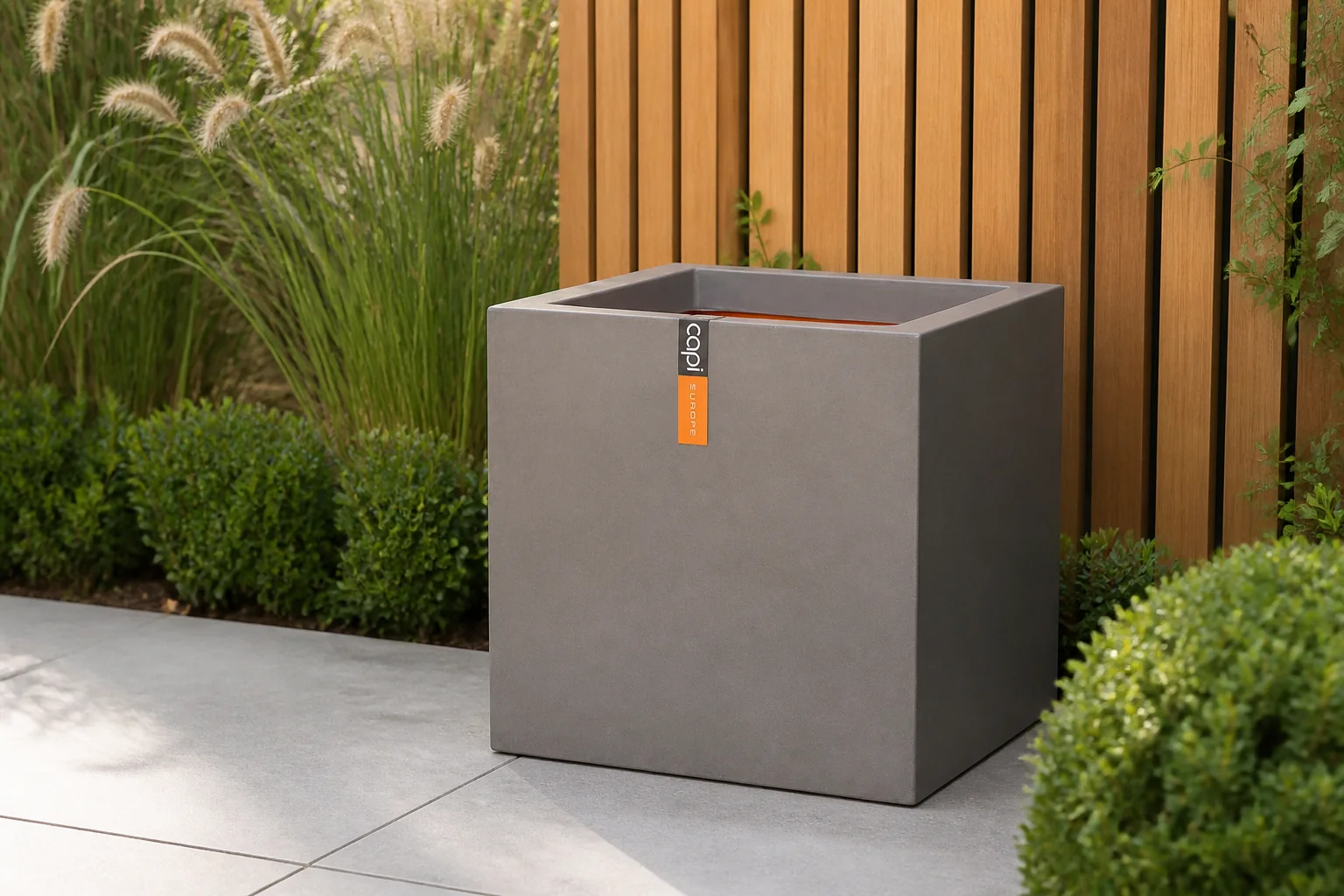 Sfeerfoto van Capi pot Smooth vierkant (30×30 cm) warm taupe