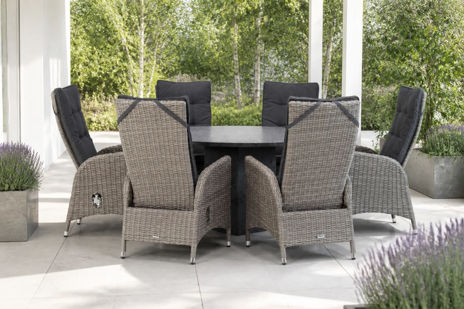 Sfeerfoto van Garden Collections Lincoln/Graniet 140 cm rond dining tuinset 7-delig – Grijs-antraciet