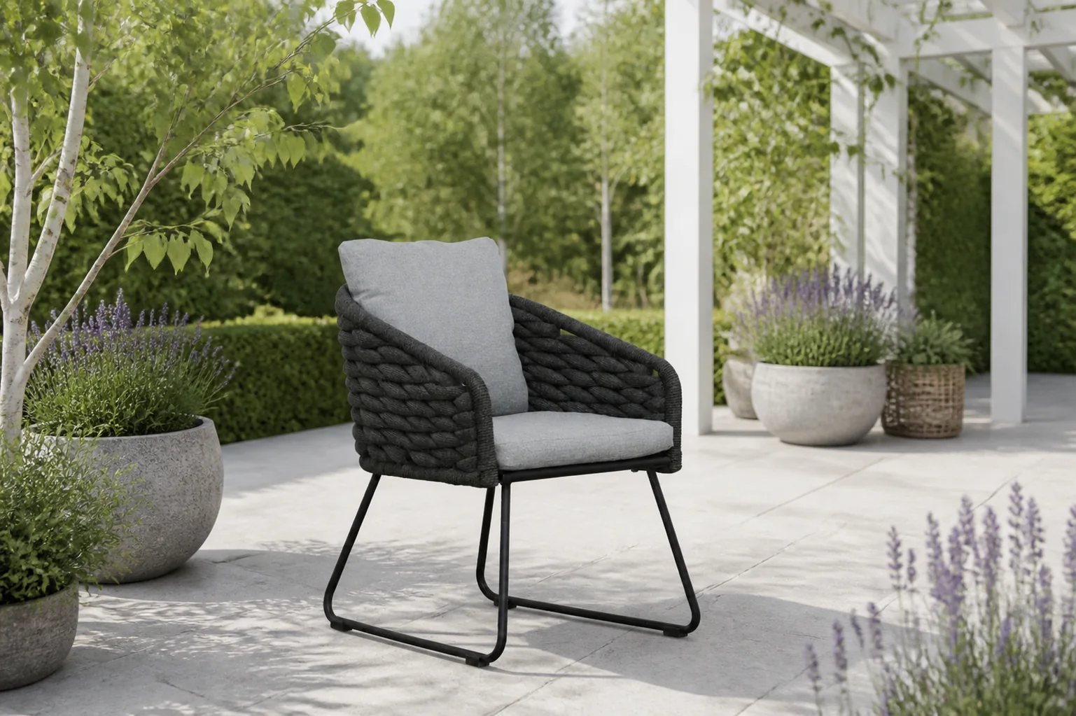 Sfeerfoto van BUITEN living Flora dining tuinstoel | touw + aluminium | Stone Grey