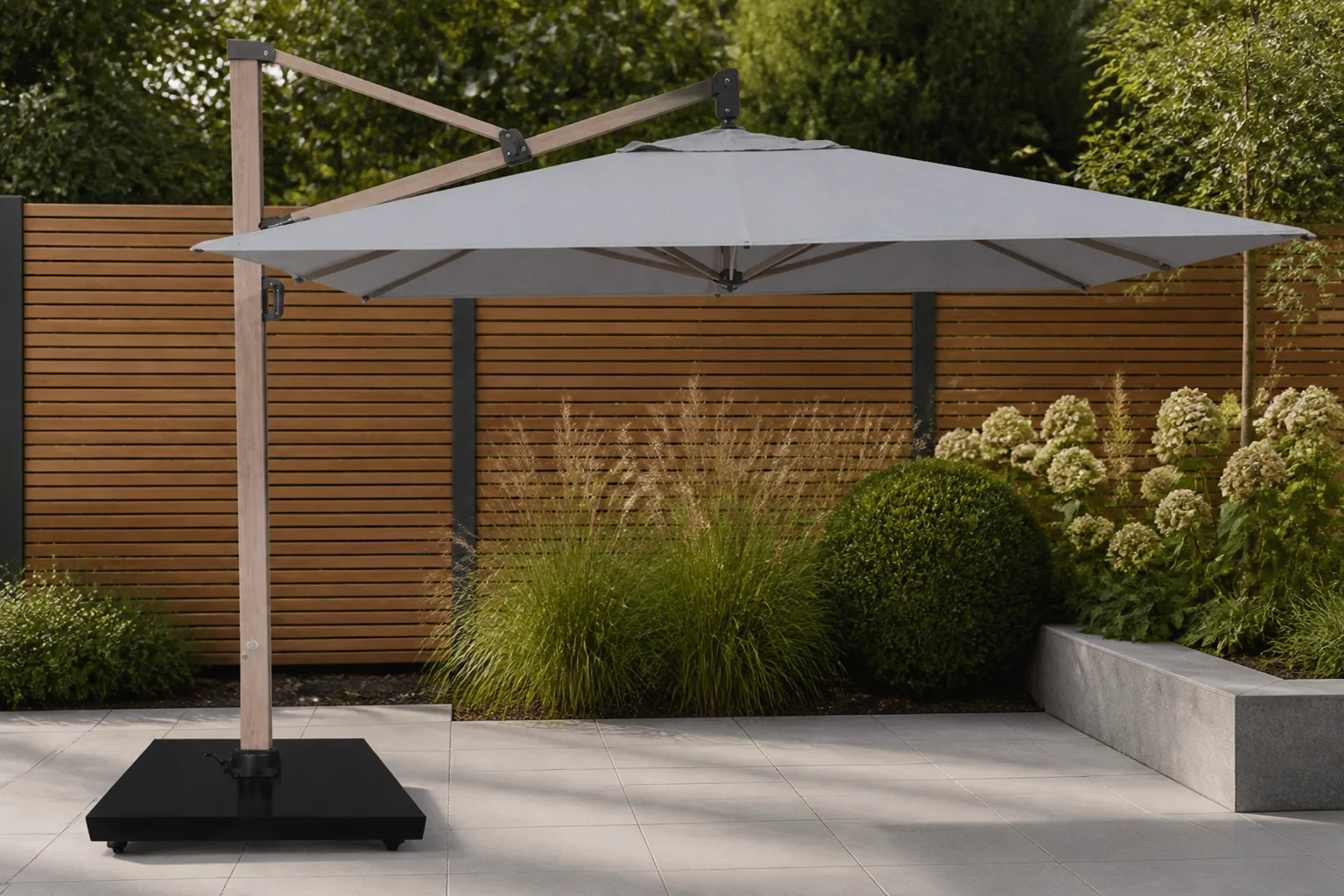 Sfeerfoto van Camello Mateo zweefparasol 3,5×3,5m S1 – Grijs-antraciet