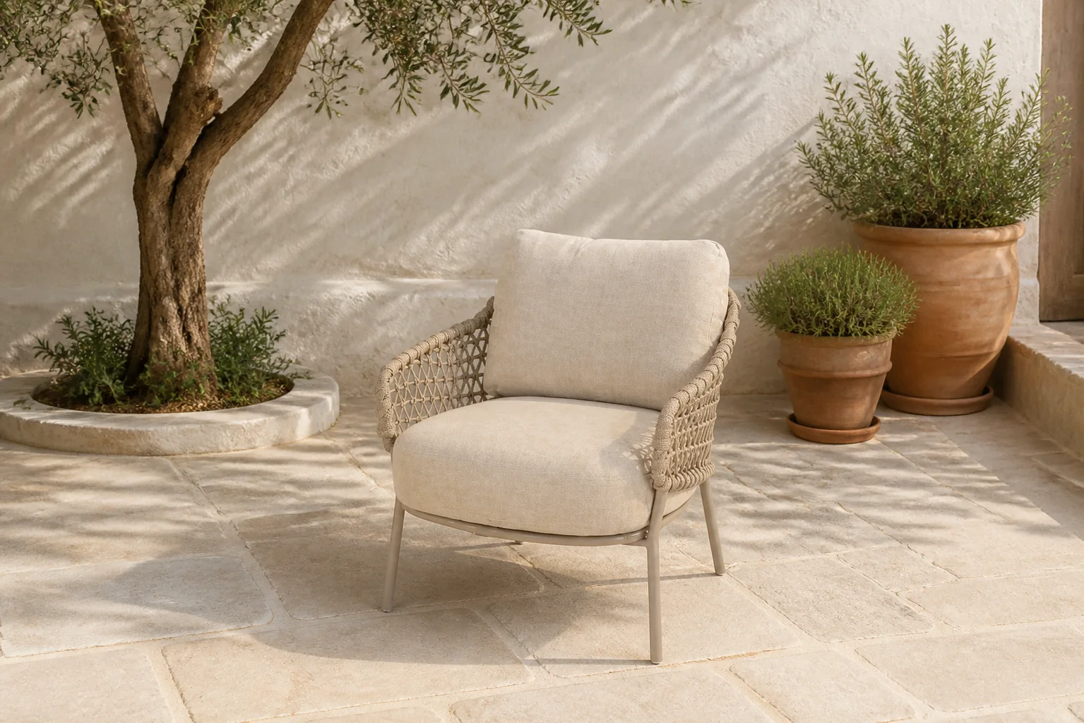 Sfeerfoto van 4so Sardinia low dining stoel latte – bruin