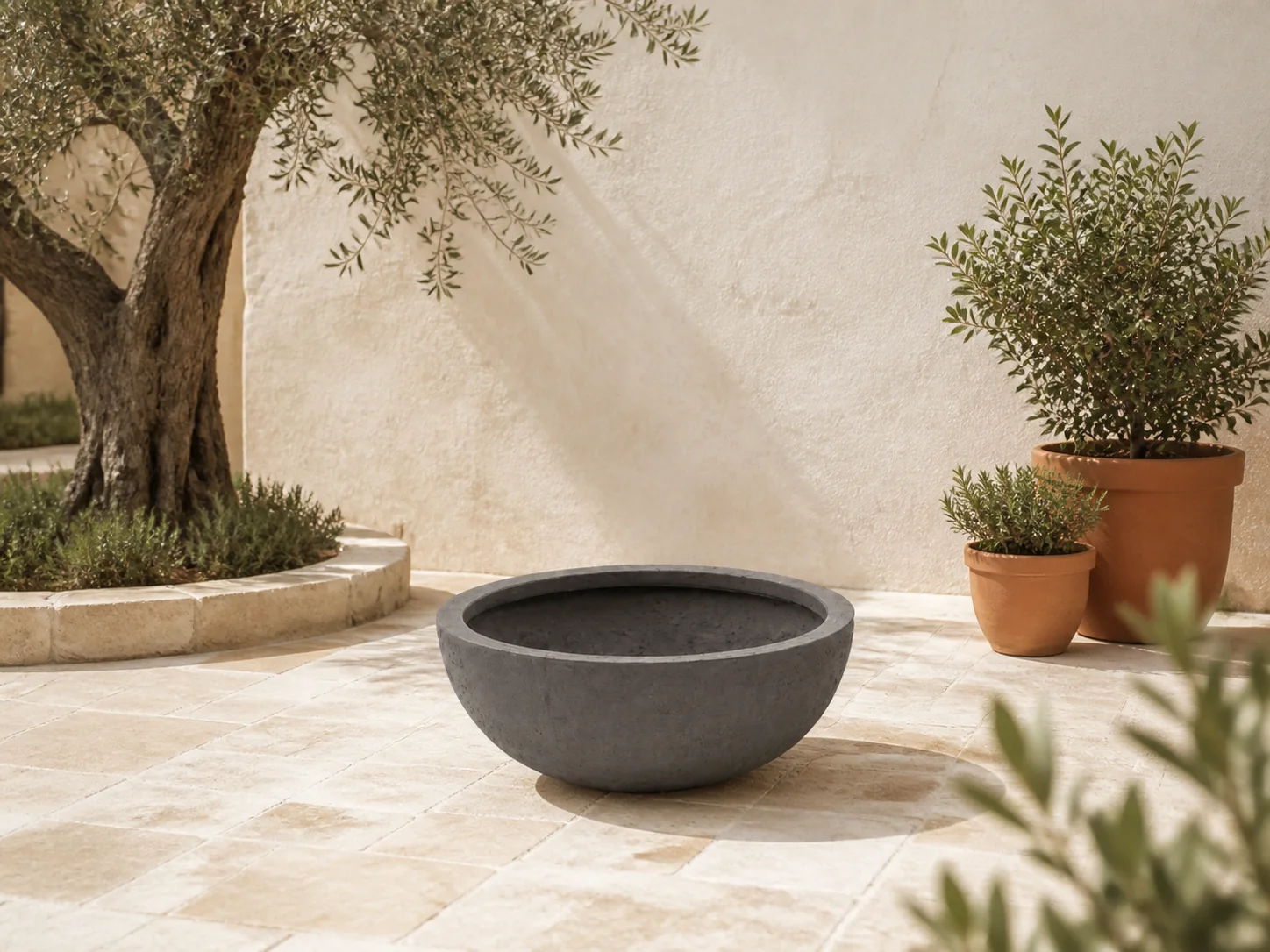 Sfeerfoto van Luca Lifestyle + 15% kassakorting | Terreno Bowl bloempot M ø40cm (h:18cm) – Taupe