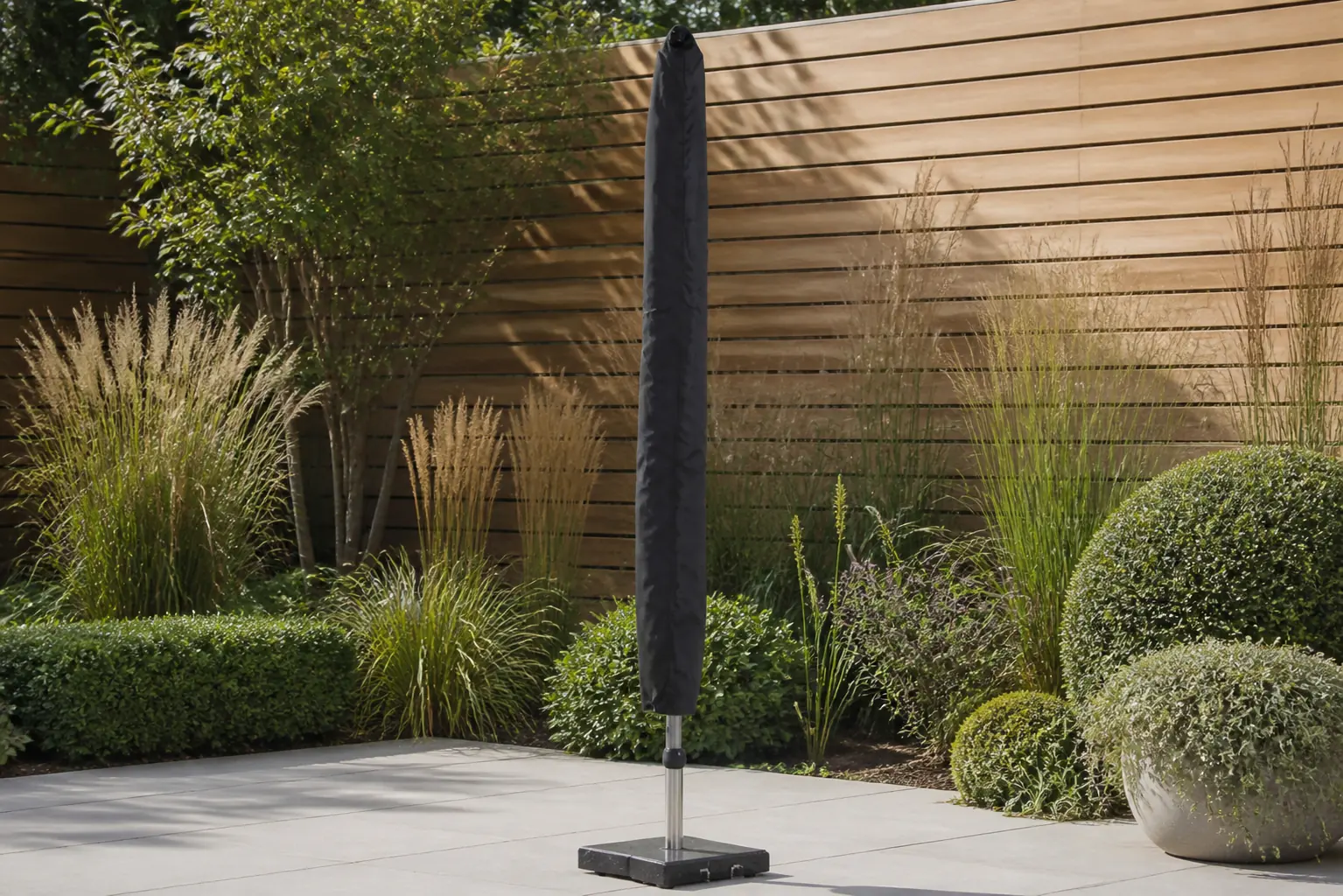 Sfeerfoto van Outdoor Cover universele stokparasolhoes – Grijs-antraciet