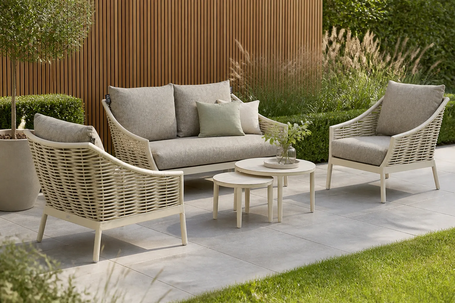 Sfeerfoto van Apple Bee Milou/Ibiza 50/70 cm stoel-bank loungeset 5-delig – Taupe-naturel-bruin