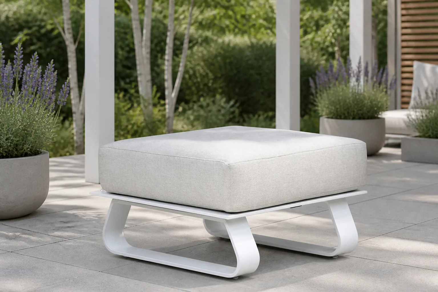 Sfeerfoto van Santika Furniture Sovita loungetafel vierkant met kussen – Wit