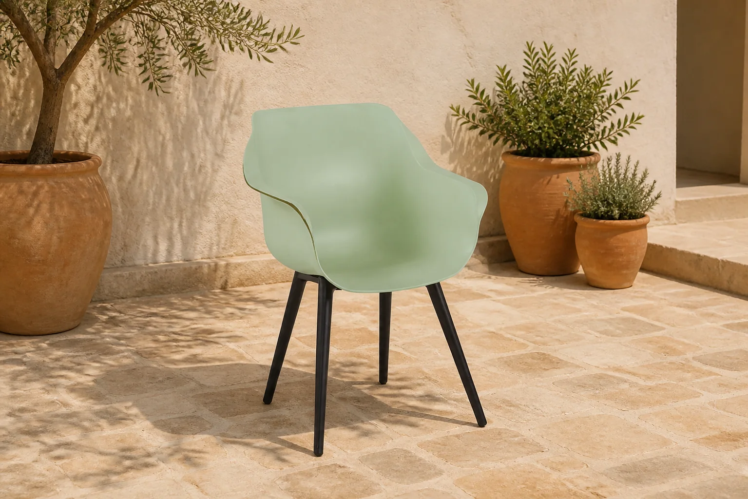 Sfeerfoto van Hartman Sophie studio dining tuinstoel french green 3 + 1 actie – Groen