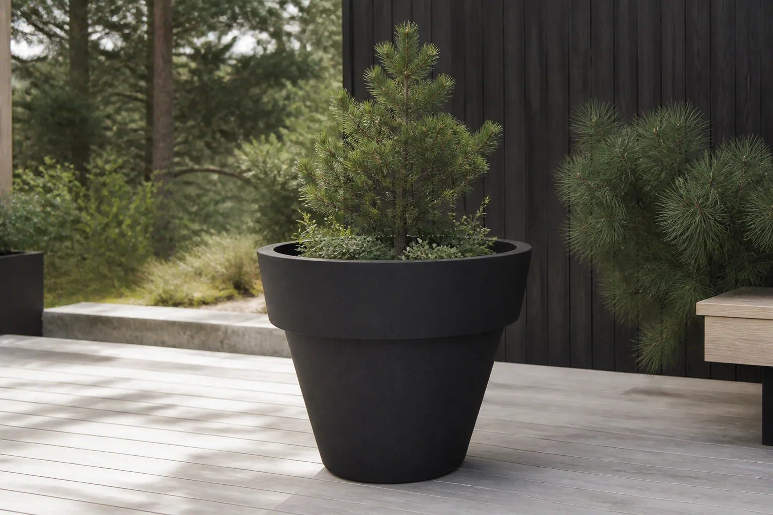 Sfeerfoto van Prestige Kauri grote ronde 250L zwarte plantenbak bloempot – zwart