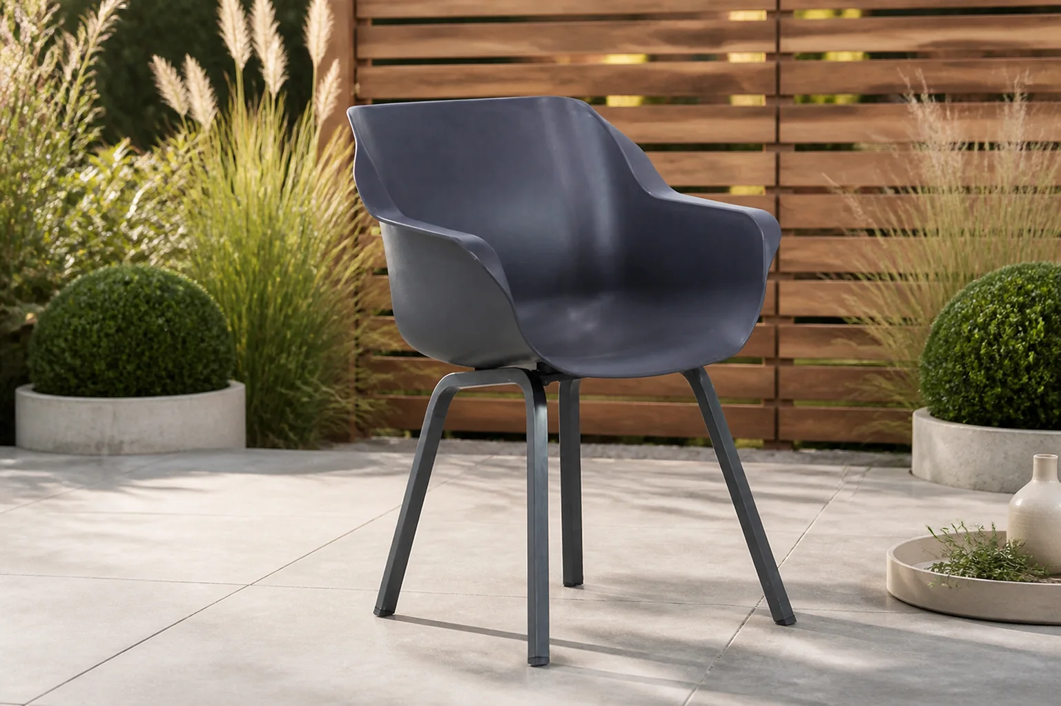 Sfeerfoto van Hartman Sophie element dining tuinstoel xerix 3 + 1 actie – Grijs-antraciet