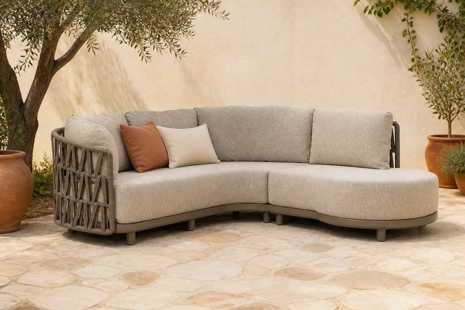 Sfeerfoto van Santika Furniture Cayora organisch loungeset 2-delig – Taupe-naturel-bruin