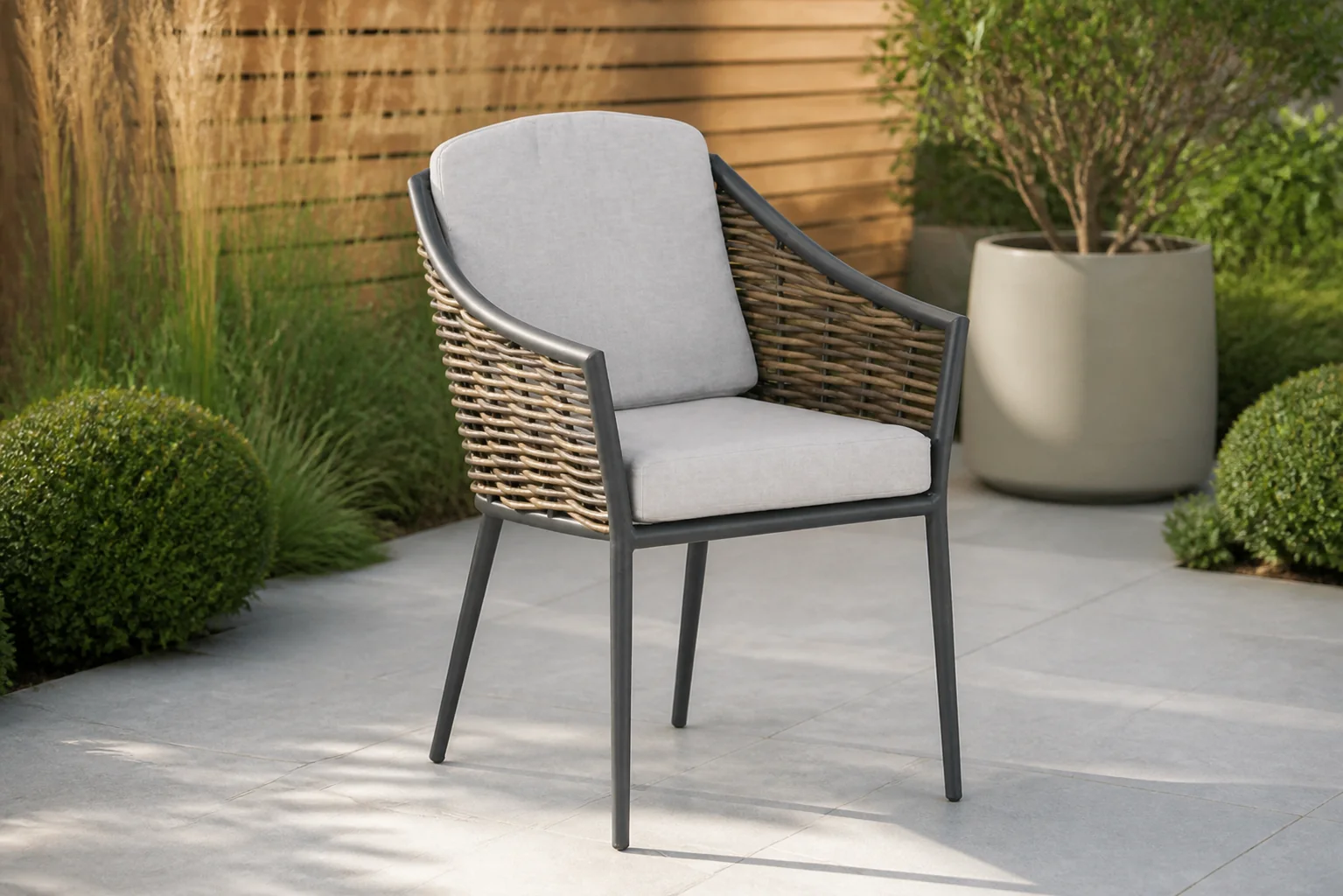 Sfeerfoto van Coco Olivine dining tuinstoel – Grijs-antraciet