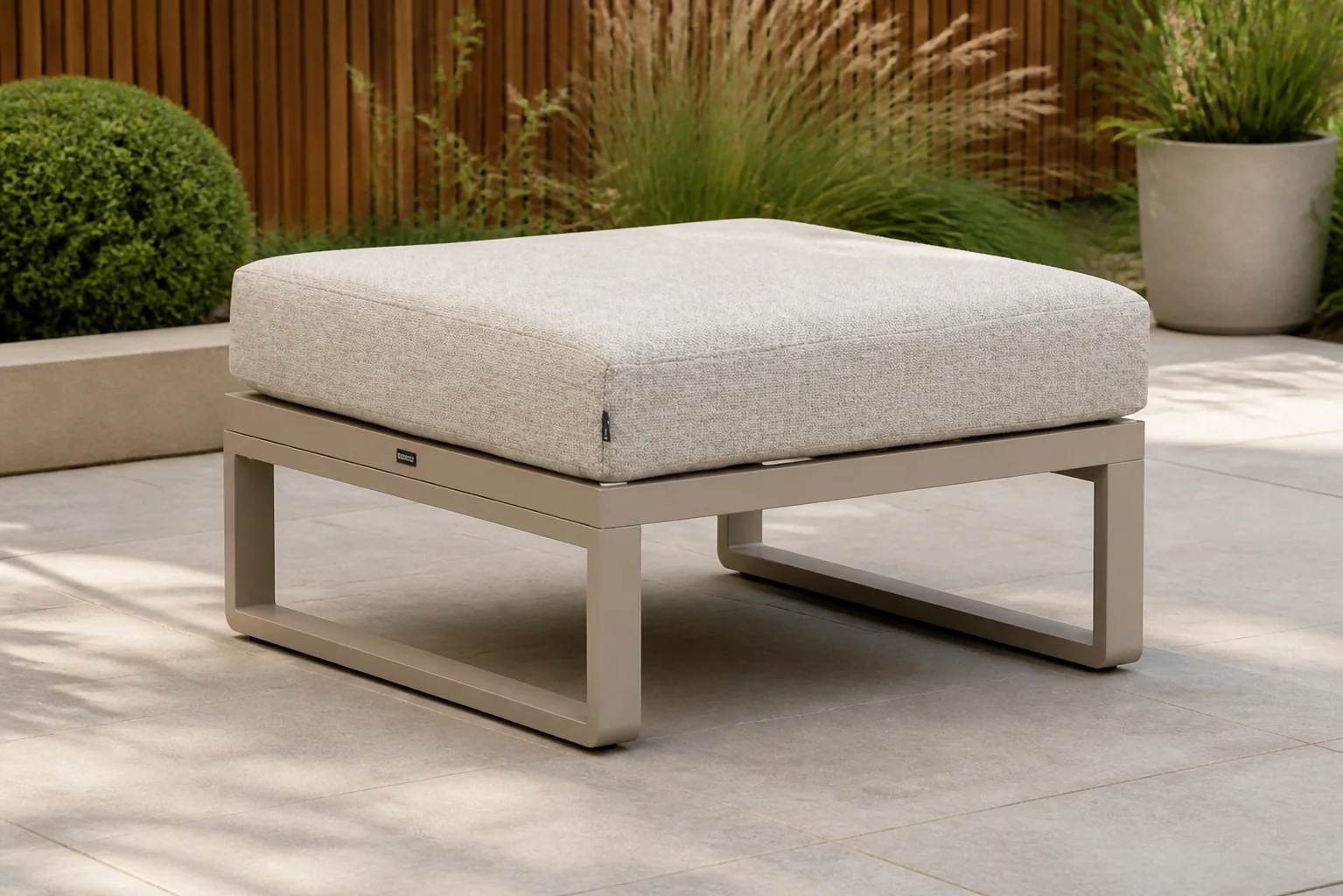 Sfeerfoto van Lifestyle Garden Furniture Lezo lounge voetenbank – Taupe-naturel-bruin