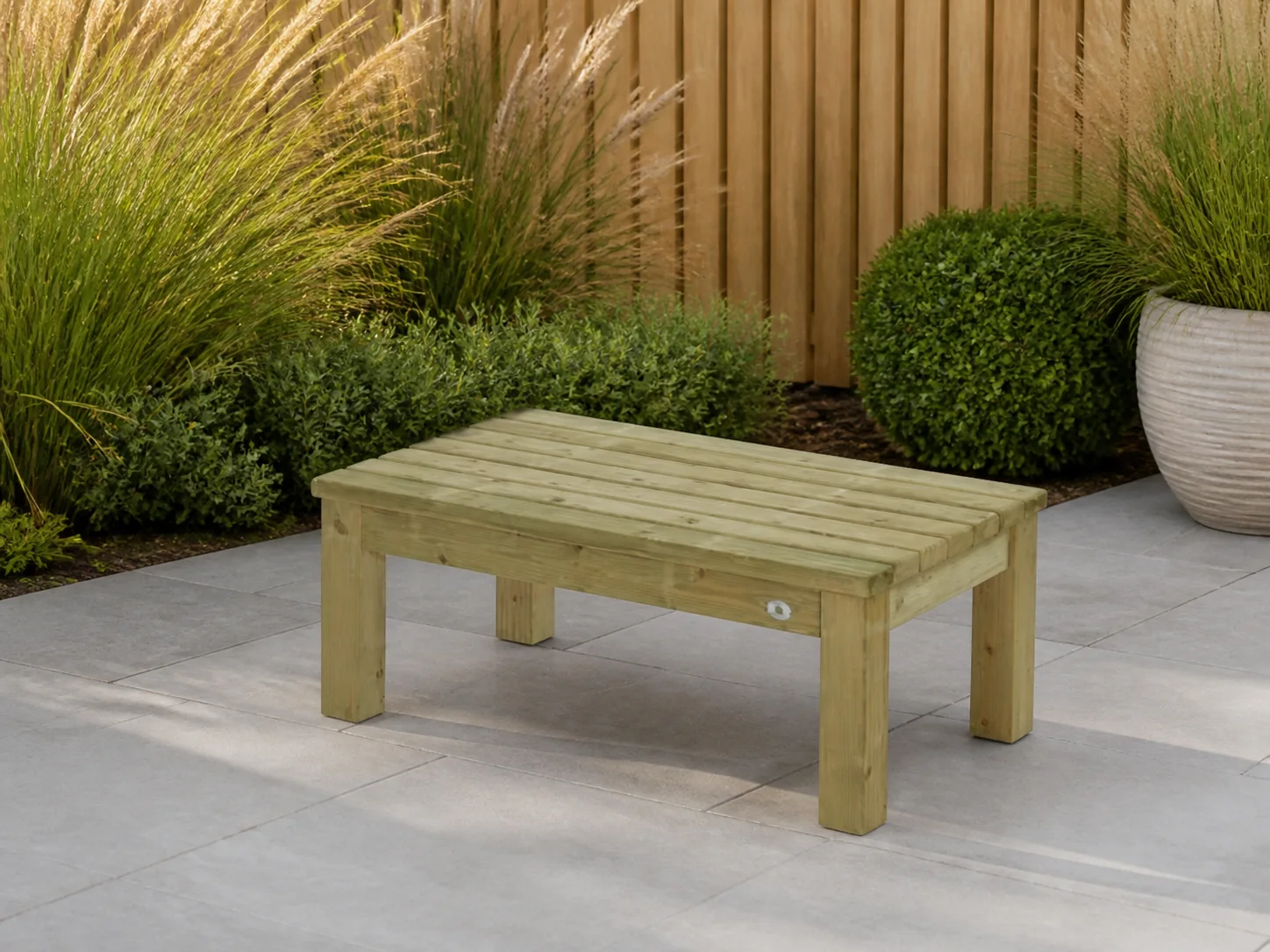 Sfeerfoto van Talen buitenmeubelen Tafel Zeist laag 70×120 cm – groen