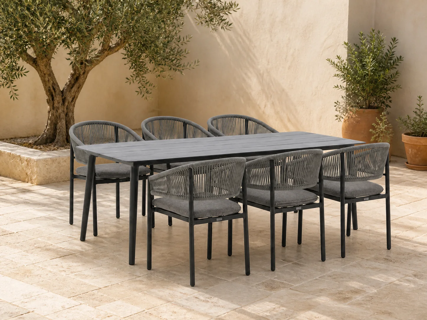 Sfeerfoto van Bellagio tuinmeubelen Panaro/Sora 220cm dining tuinset 7-delig stapelbaar – Grijs