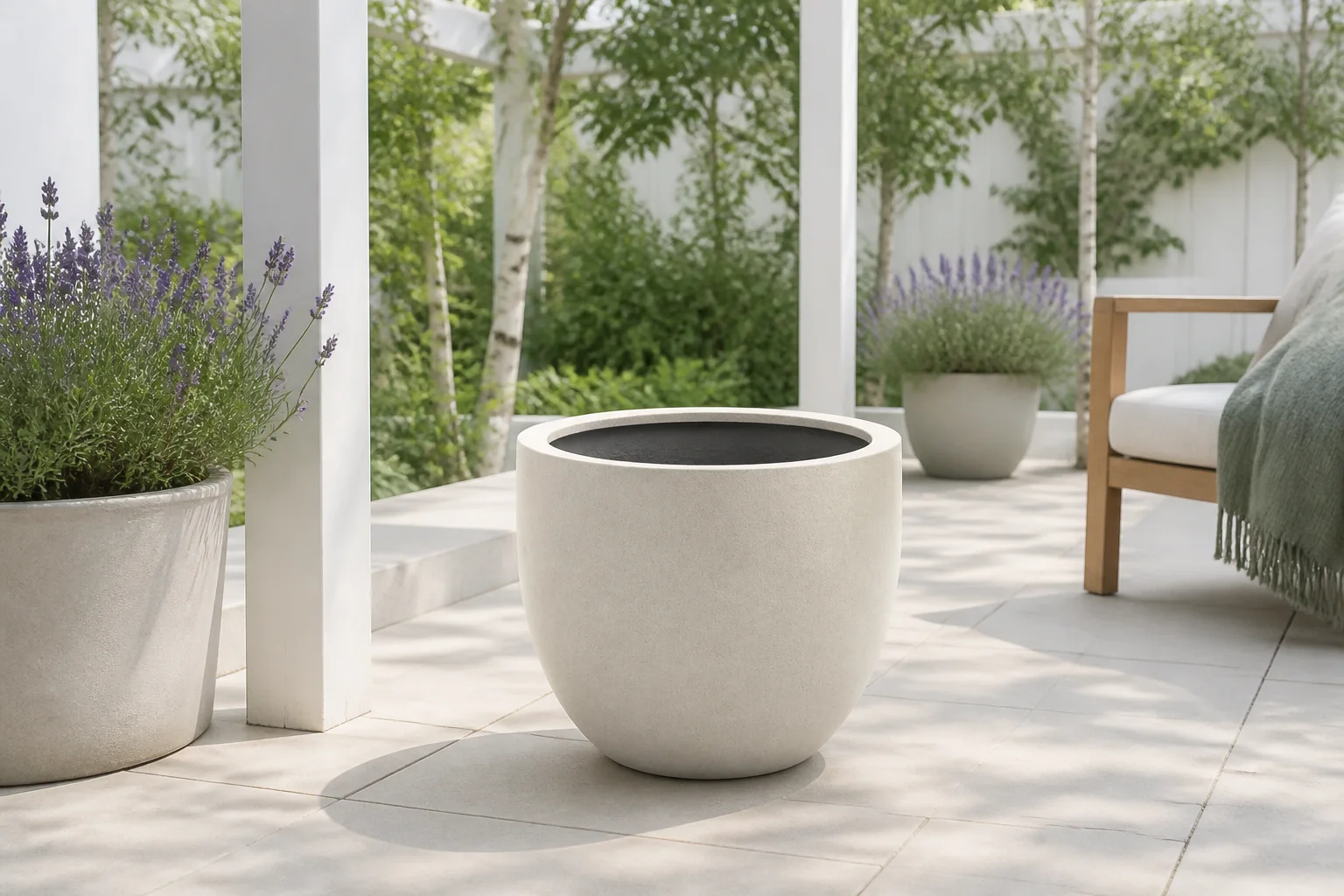 Sfeerfoto van Luca Lifestyle Grigio New Egg Pot bloempot L ø55cm (h:46cm) – Wit