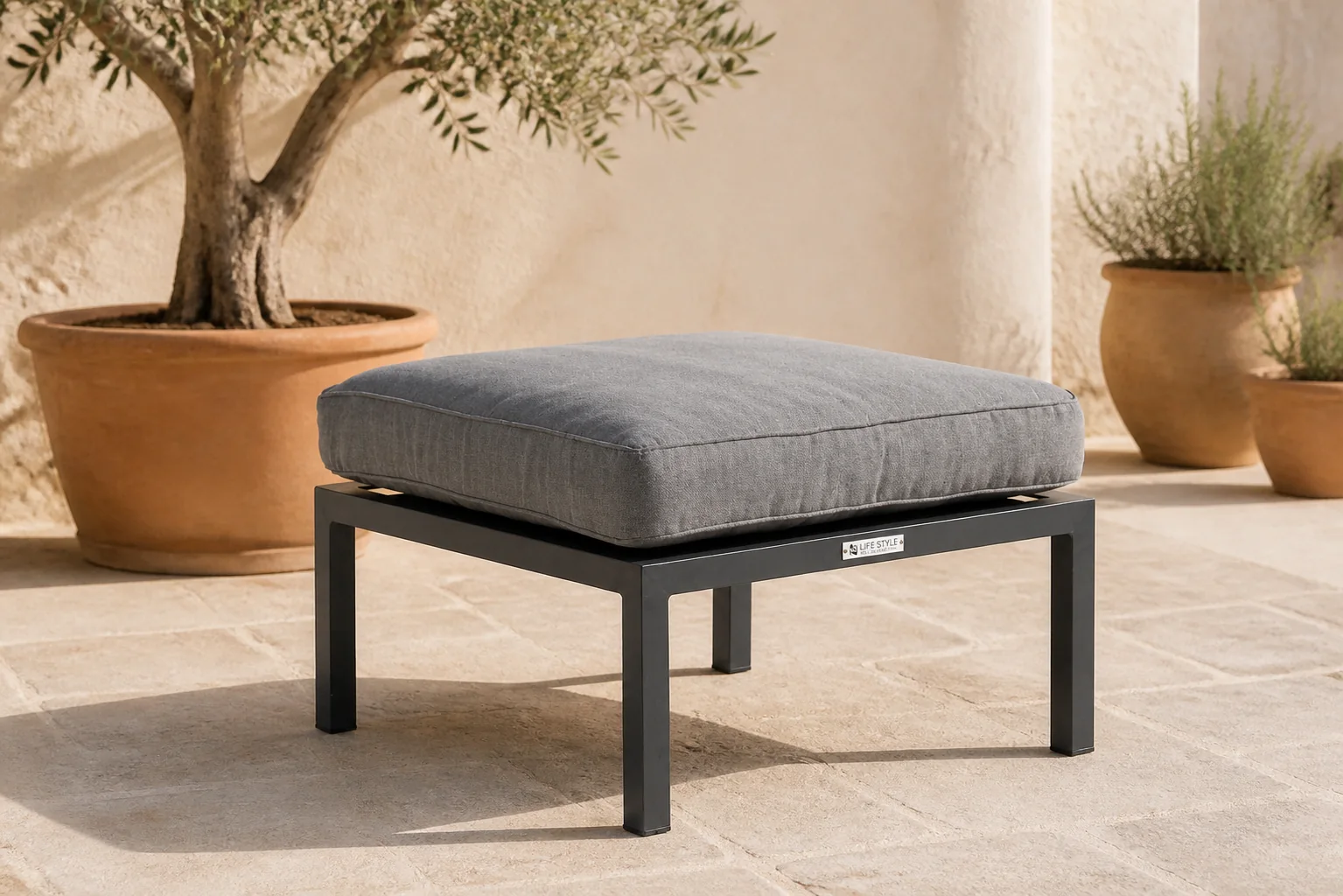 Sfeerfoto van Lifestyle Garden Furniture Arenas lounge voetenbank – Grijs-antraciet