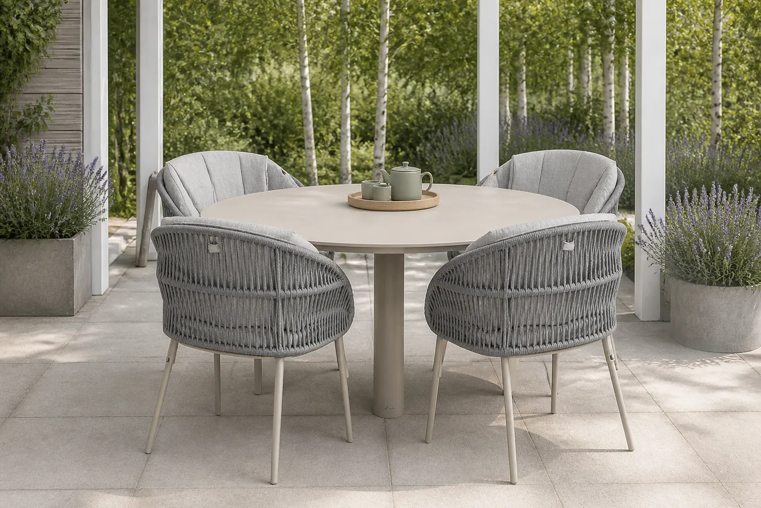 Sfeerfoto van Santika Furniture Pebble/Trino 140 cm dining tuinset 5-delig – Zand/Beige
