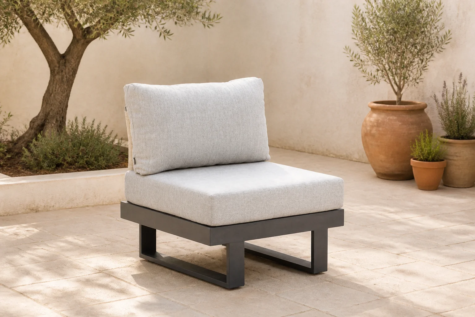 Sfeerfoto van Lifestyle Garden Furniture Lorenzo midden module – Grijs-antraciet