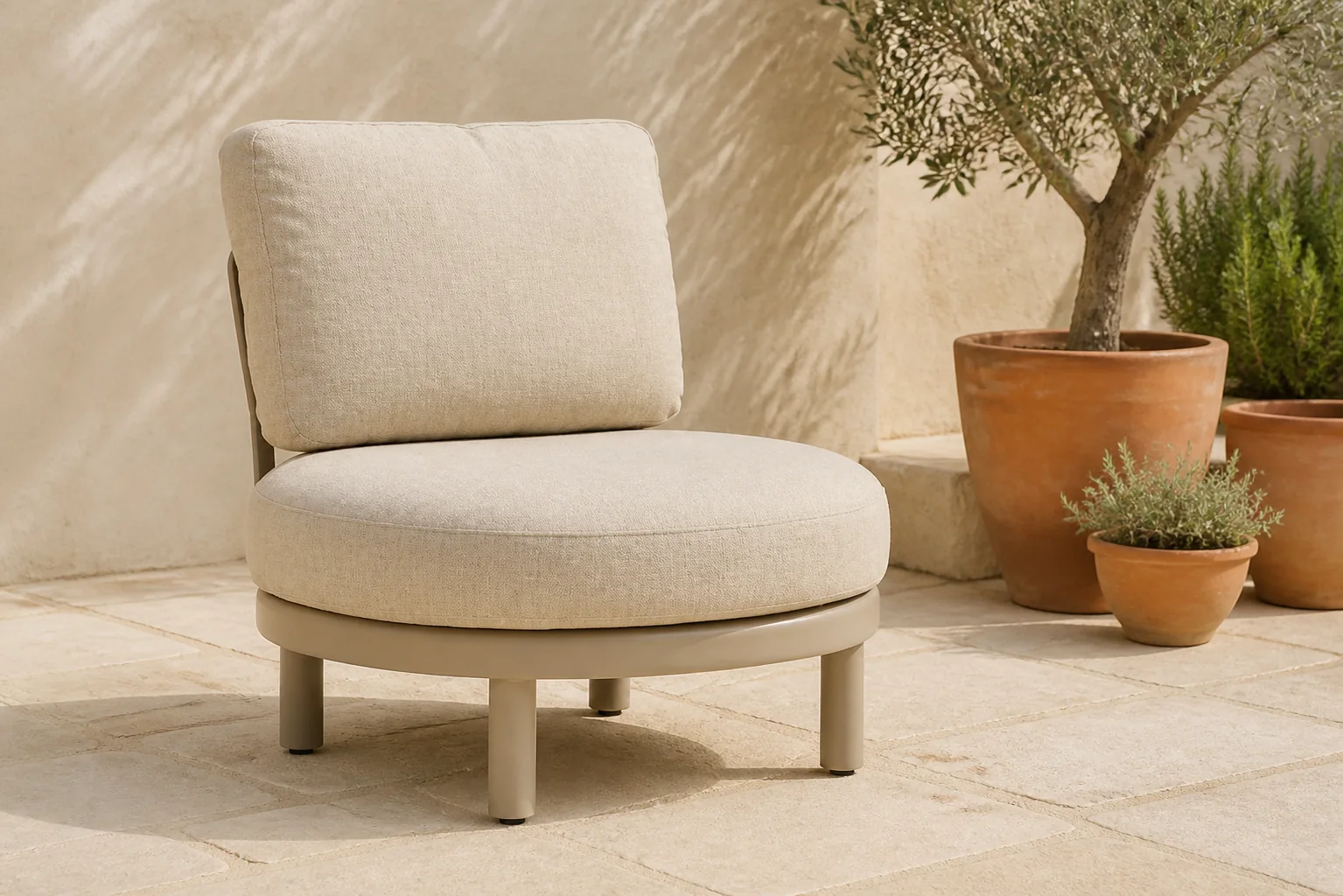Sfeerfoto van Coco Almara lounge tuinstoel – Zand/Beige