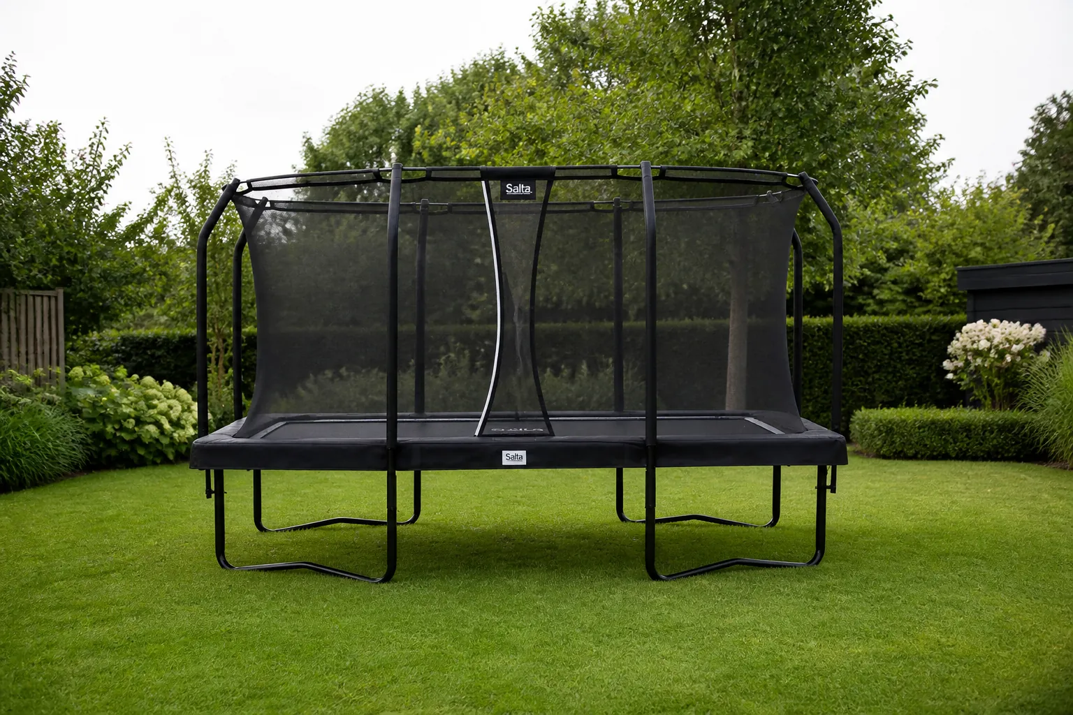 Sfeerfoto van Salta Premium Black trampoline 396×244 cm – Zwart