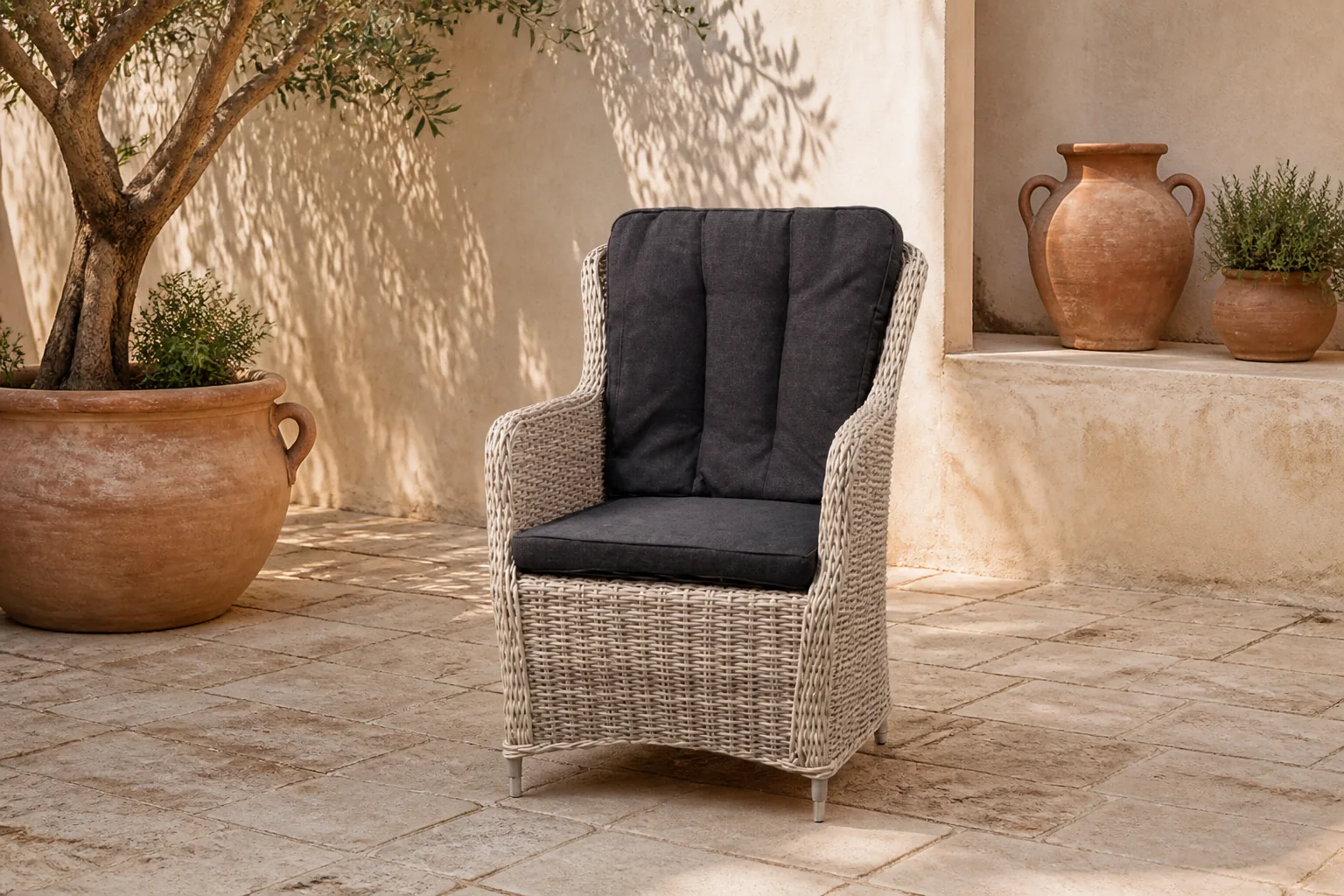 Sfeerfoto van Own Canossa Dining Stoel Incl Handgreep Off White Half Rond Wicker – wit