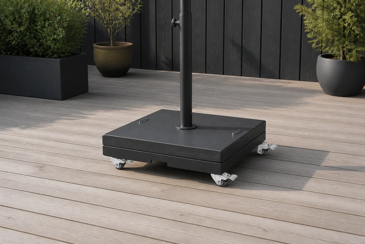 Sfeerfoto van Warentuin over zee Zweefparasolvoet Platinum 150kg graniet ‘Modena’ met vier wielen, enkel geschikt voor Platinum, OWN & Hawaii (GI) zweefparasols – zwart