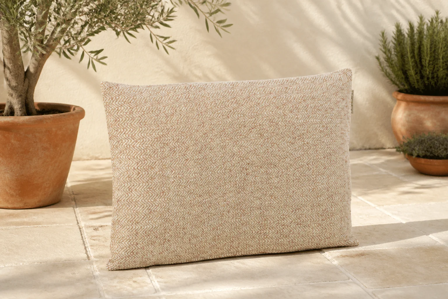 Sfeerfoto van Stoff Yo sierkussen 60 x 40 cm – Taupe-naturel-bruin