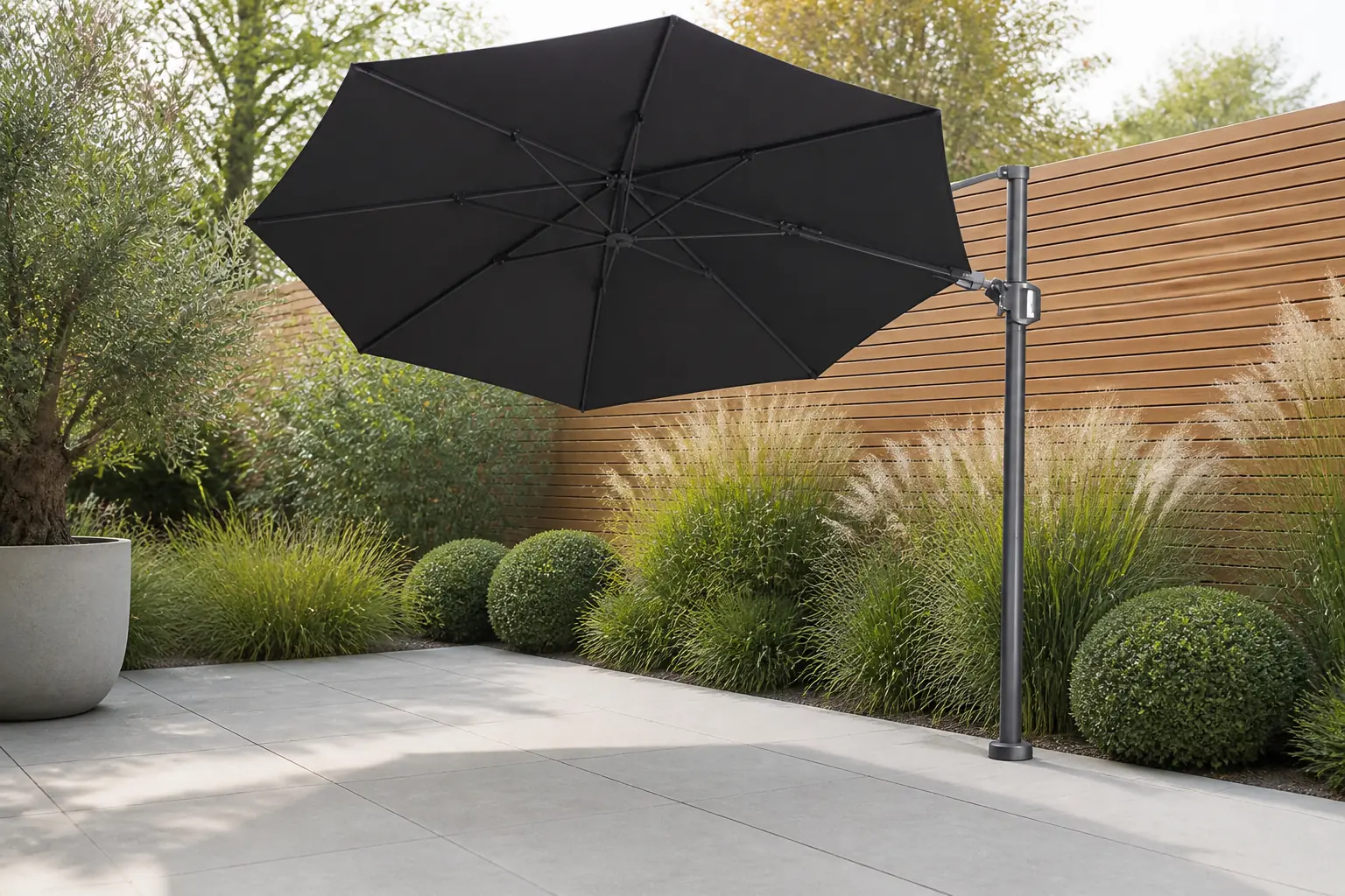 Sfeerfoto van Platinum Sun & Shade | Zweefparasol Challenger T² Premium Ø350 cm | Faded Black
