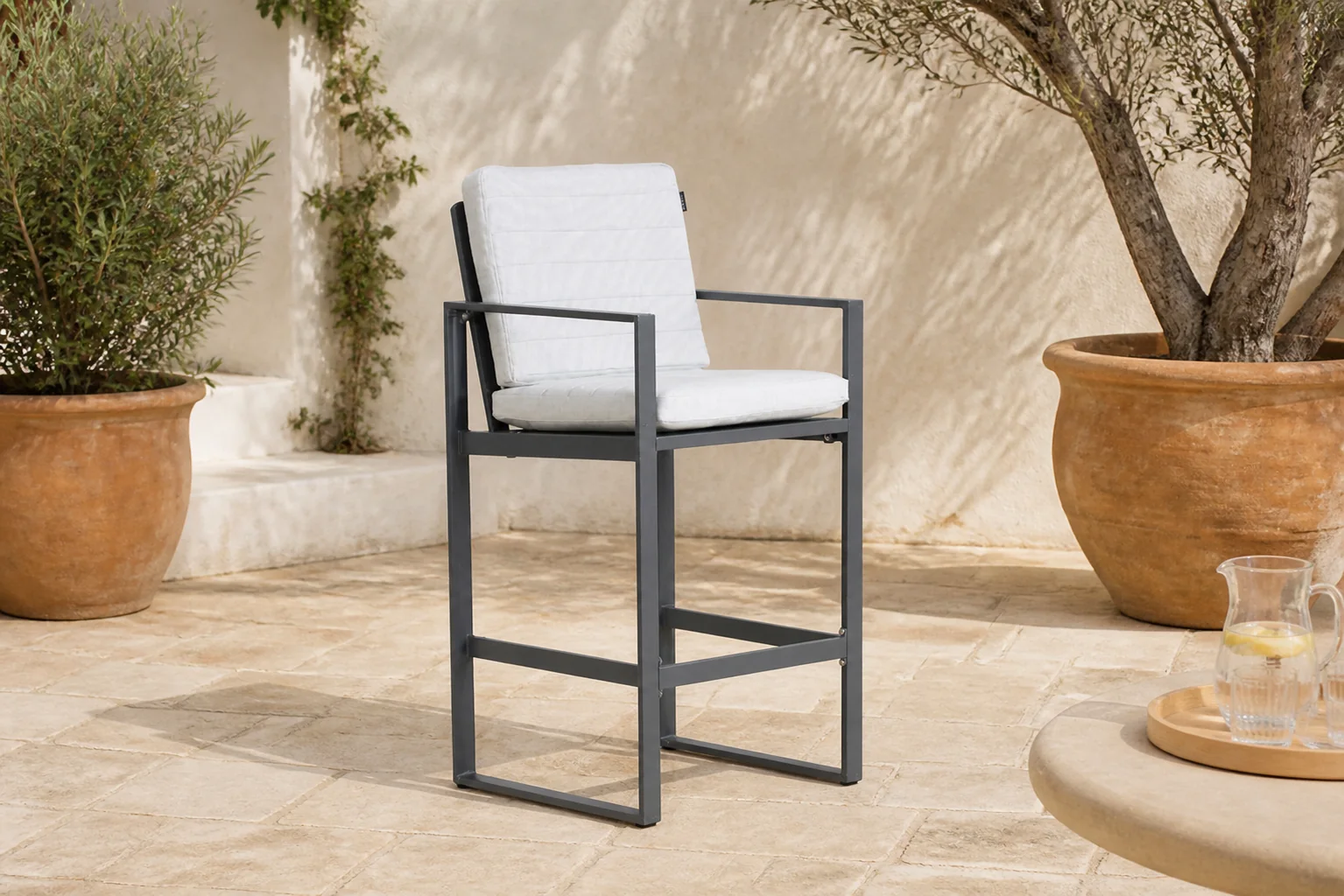 Sfeerfoto van Lifestyle Garden Furniture Nuno barstoel – Grijs-antraciet